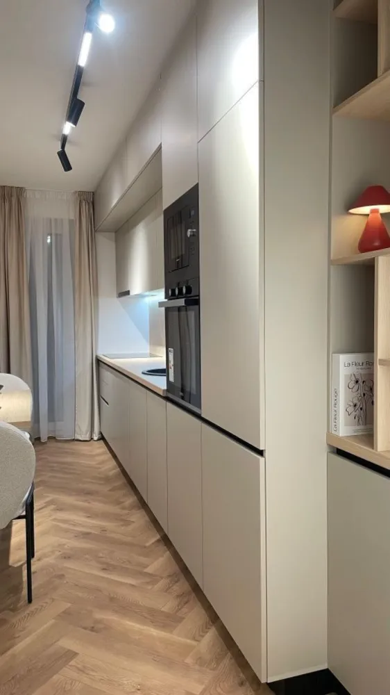 PF / Vând Apartament 2 Camere / Elite City / La Cheie/Parcarea Subtera - City, Cluj-Napoca Persoana Fizica! Locație: Elite City, Cluj-Napoca Etaj: 2 / bloc nou, dotat cu lift Suprafață utilă: 58 mp + terasă generoasă de 12 mp Descriere apartament Apartament modern, situat într-un ansamblu rezidențial exclusivist, construit la standarde superioare: Compartimentare inteligentă: bucătărie, living, dormitor, baie Stadiu :finisat, mobilat la cheie Absolut totul nou și în garanție Încălzire în pardoseală cu termostat individual pe camere Izolație exterioară cu vată bazaltică – eficiență termică ridicată Sistem antiincendiu integrat în clădire Jaluzele electrice pentru un plus de confort Video interfon și acces securizat Facilități ansamblu Elite City Complex rezidențial smart & nZEB, construit la cele mai noi standarde Spații verzi, parc, pistă de alergare, teren sportiv Supermarket și spații comerciale în incintă Școală și creșă în apropiere Acces facil la transportul în comun și puncte de interes Preț 220.000 euro Parcarea subterana 20.000 euro