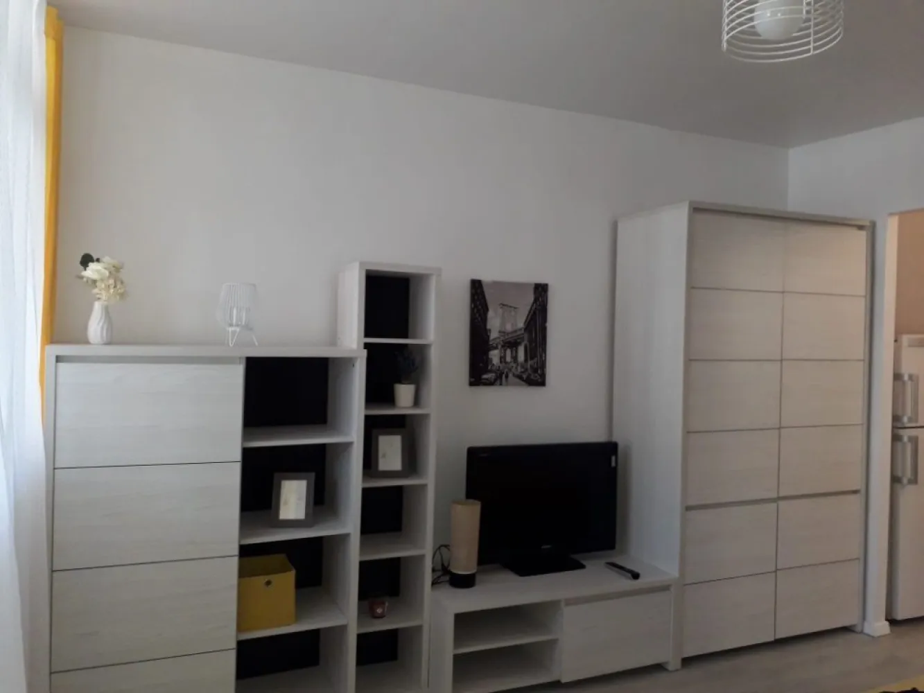 Garsoniera de vanzare in Manastur, str. Bucegi, complex BIG - Garsoniera se afla la etajul 7 din 10, orientare vestica. Dispune de aer conditionat, frigider, masina de spalat, televizor. Este ideala pentru investitie. Garsoniera se poate prelua cu chiriasi.