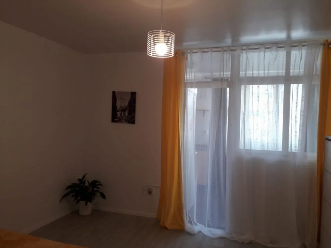 Garsoniera de vanzare in Manastur, str. Bucegi, complex BIG - Garsoniera se afla la etajul 7 din 10, orientare vestica. Dispune de aer conditionat, frigider, masina de spalat, televizor. Este ideala pentru investitie. Garsoniera se poate prelua cu chiriasi.