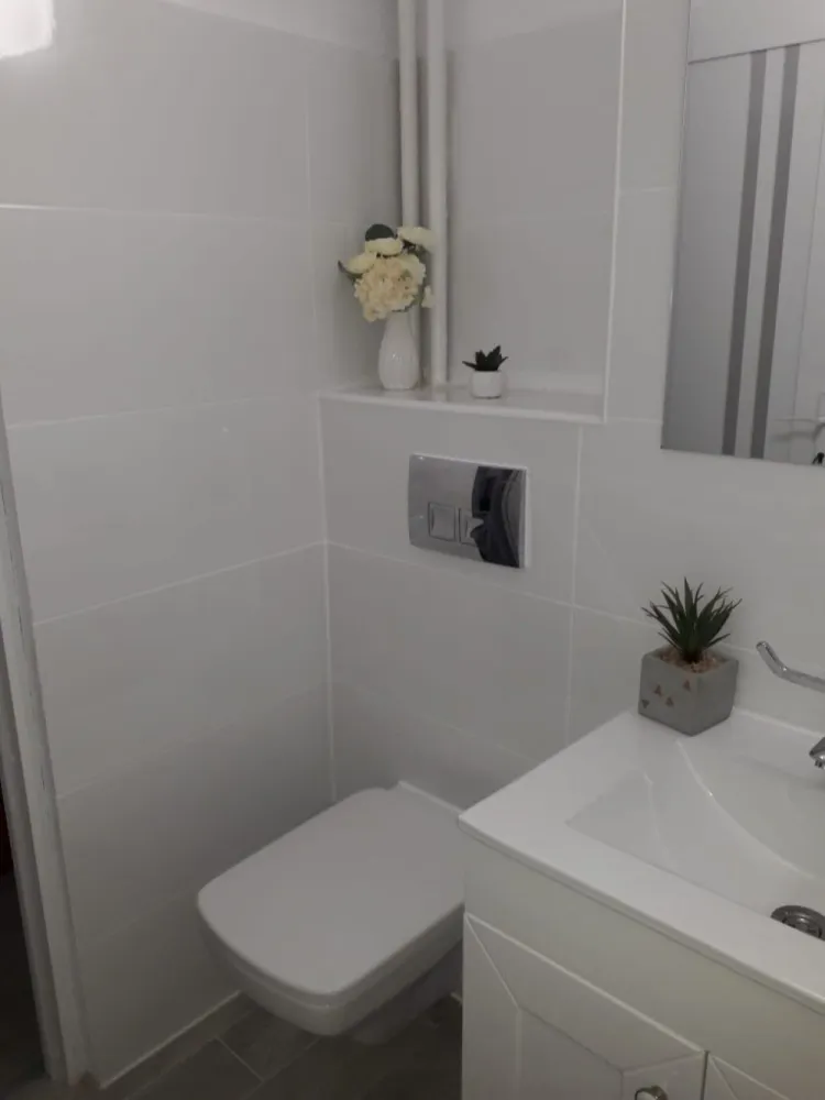 Garsoniera de vanzare in Manastur, str. Bucegi, complex BIG - Garsoniera se afla la etajul 7 din 10, orientare vestica. Dispune de aer conditionat, frigider, masina de spalat, televizor. Este ideala pentru investitie. Garsoniera se poate prelua cu chiriasi.