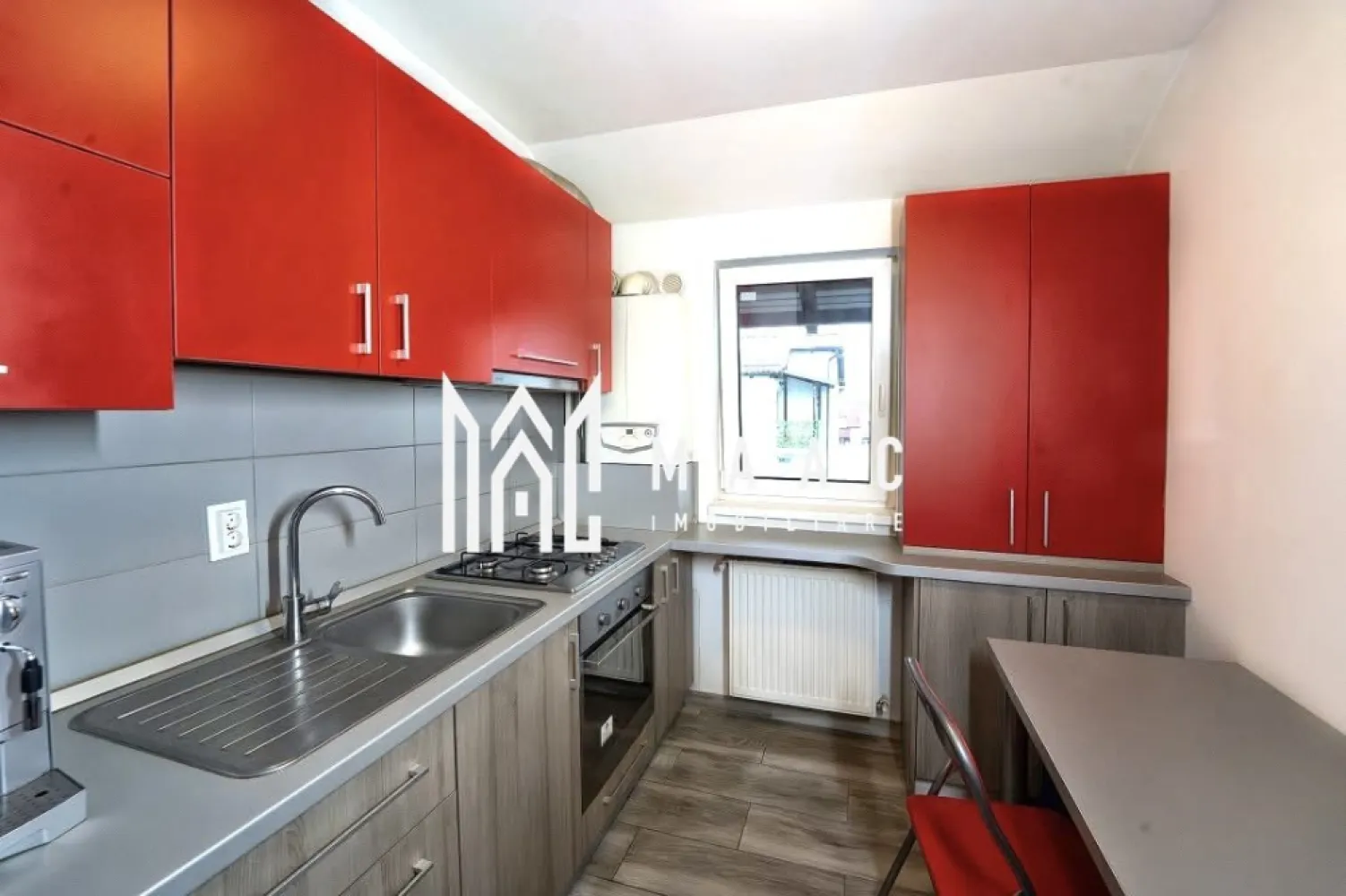 Apartament 2 camere | Balcon generos | Selimbar - Maac Imobiliare prezintă spre vânzare un apartament primitor, ideal pentru cupluri sau familii mici, situat într-un imobil construit în anul 2015. Proprietatea se remarcă prin compartimentarea practică și spațiile luminoase, oferind confort și funcționalitate. Caracteristici: Living spațios – mobilat, cu ieșire directă pe balcon; Dormitor confortabil – spațios și liniștit, dotat cu pat mare și spații de depozitare; Bucătărie complet mobilată și utilată – cu electrocasnice moderne (inclusiv mașină de spălat vase) și spații de depozitare generoase; Baie modernă – echipată cu obiecte sanitare, mobilier, mașină de spălat rufe și aerisire naturală; Balcon generos – 6,50 mp utili, perfect pentru relaxare sau pentru a te bucura de aer liber. Împrejurimi: Zona este bine conectată la mijloacele de transport public și oferă multiple facilități în proximitate: loc de joacă pentru copii, școli, parcuri și centre comerciale. Acest apartament reprezintă o alegere excelentă pentru cei care își doresc un cămin modern, confortabil și gata de locuit. }}