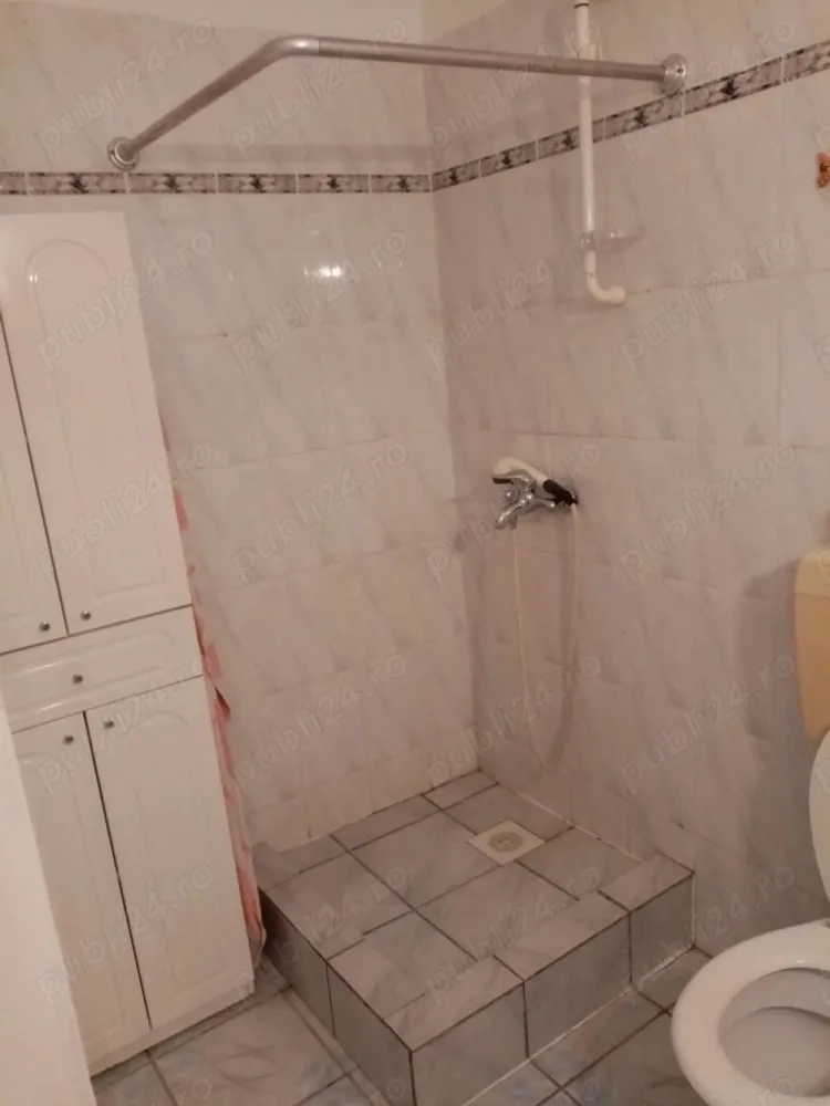 oportunitate pt investitie - Apartamentul este o oportunitate ata pentru spatiu ideal pentru o familie sau pt o persoana juridica ,prestandu-se la diverse tipuri de activitati . Apartamentul este in suprafata de 70mp utili,si este compus din: -bucatarie, holspatios si salon=spatiu deschis -2 dormitoare -2 bai Dotari: -centrala proprie noua -calorifere montate cu 2 ani in urma -ferestre termopan -mobila de bucatarie noua-import Italia -frigider nou -masina de spalat noua Apartamentu este situat la parter innalt ,intr-un bloc cu 4 etaje, prevazut cu interfon. Locatia este intr-o zona ideala ata pentru persoane fizice cat si juridice deoarece zona dispune de toate facilitatile necesare: -toate genurile de magazine,activitati comerciale, banci , la mica distanta este piata agro alimentara Marasti, aproape se afla statii de troleu autobus, case de schimb valutar , carmangerii, etc, etc Blocul a fost izolat anul trecut. Pt orice tip de informatii suplimentare sunati la