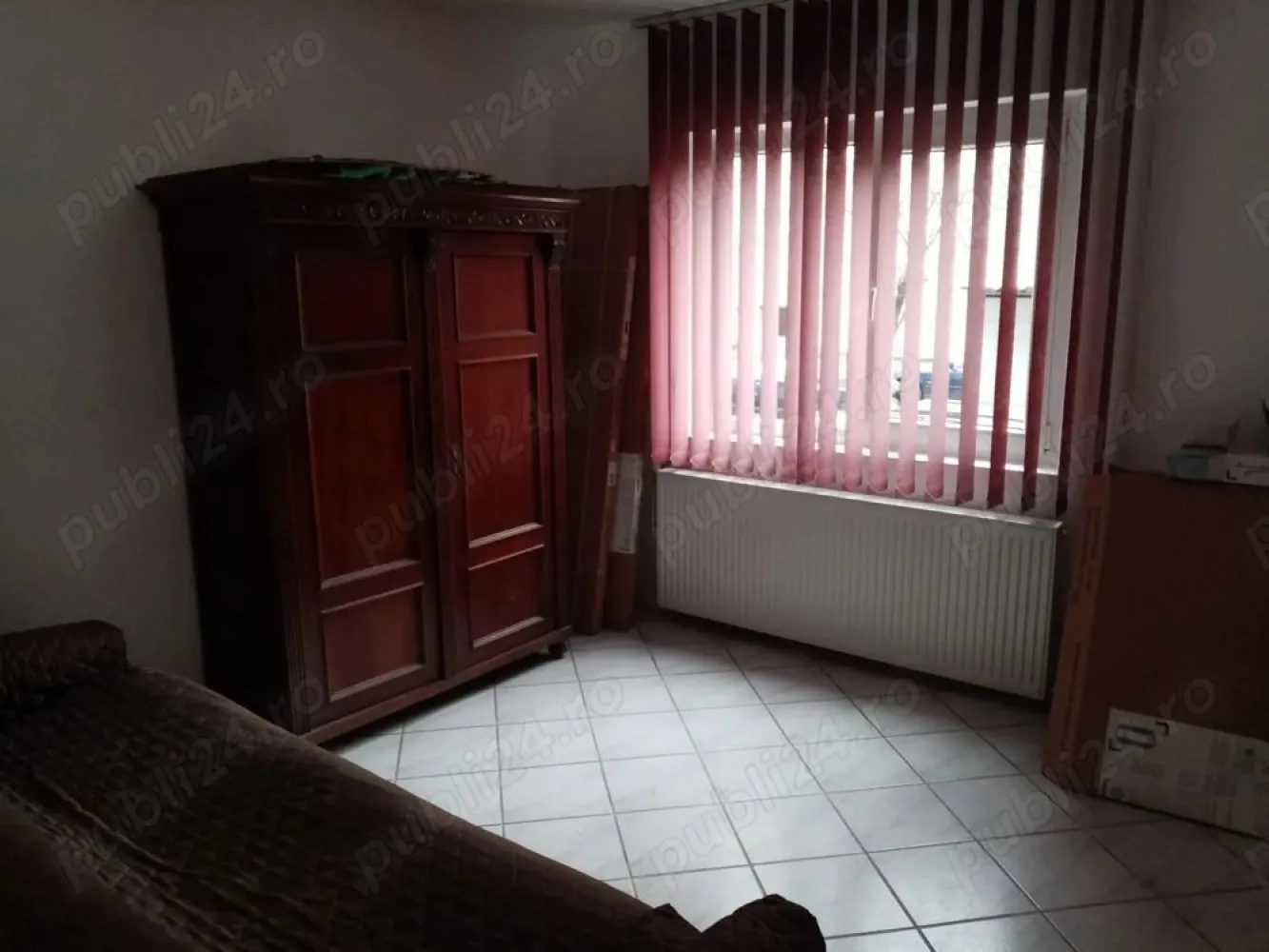 oportunitate pt investitie - Apartamentul este o oportunitate ata pentru spatiu ideal pentru o familie sau pt o persoana juridica ,prestandu-se la diverse tipuri de activitati . Apartamentul este in suprafata de 70mp utili,si este compus din: -bucatarie, holspatios si salon=spatiu deschis -2 dormitoare -2 bai Dotari: -centrala proprie noua -calorifere montate cu 2 ani in urma -ferestre termopan -mobila de bucatarie noua-import Italia -frigider nou -masina de spalat noua Apartamentu este situat la parter innalt ,intr-un bloc cu 4 etaje, prevazut cu interfon. Locatia este intr-o zona ideala ata pentru persoane fizice cat si juridice deoarece zona dispune de toate facilitatile necesare: -toate genurile de magazine,activitati comerciale, banci , la mica distanta este piata agro alimentara Marasti, aproape se afla statii de troleu autobus, case de schimb valutar , carmangerii, etc, etc Blocul a fost izolat anul trecut. Pt orice tip de informatii suplimentare sunati la