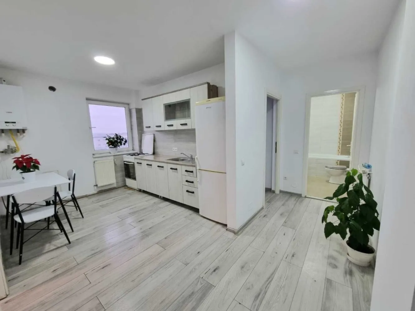 Apartament spațios, 48 mp, langa Artemia – Etaj 3 | Bloc nou, Mobilat - Apartament spațios, 48 mp, Strada Moș Ion Roată nr. 1 – Etaj 3 Se oferă spre vânzare un apartament luminos și modern, situat într-un bloc nou, construit în 2018, la etajul 3. Imobilul dispune de acoperiș și curte interioară securizată, accesul făcându-se pe bază de barieră. Curtea oferă spațiu verde amenajat, cu bănci de relaxare, zonă de grill și loc de joacă privat cu tobogane, ideale pentru familii și pentru momente de recreere. Apartamentul se vinde complet mobilat, gata pentru mutare sau pentru a fi preluat imediat în regim de închiriere. Locuința este dotată cu centrală termică proprie, asigurând confort termic și cheltuieli reduse. Compartimentare eficientă 2 dormitoare primitoare Bucătărie open space Baie Balcon Avantaje și facilități – Zona Artema Locație excelentă, la câțiva pași de centrul comercial Artema (Panemar, Pepco, KiK, Sinsay, Mega Image) Stație de autobuz lângă bloc Proximitate față de Aeroportul Internațional Cluj-Napoca Etajul 3 asigura liniște și intimitate. Parcare cu CF inclusă! Acest apartament este ideal atât pentru investitori, oferind randament imediat datorită chiriașilor actuali, cât și pentru familii sau cei aflați în căutarea unei locuințe moderne într-o zonă liniștită din Cluj-Napoca.