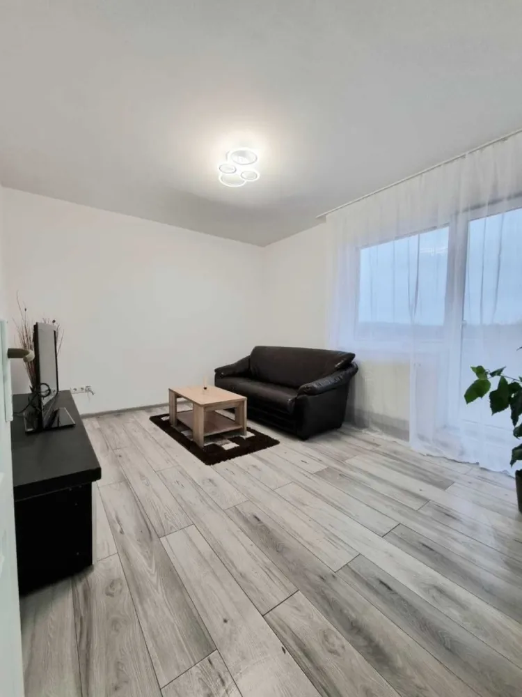 Apartament spațios, 48 mp, langa Artemia – Etaj 3 | Bloc nou, Mobilat - Apartament spațios, 48 mp, Strada Moș Ion Roată nr. 1 – Etaj 3 Se oferă spre vânzare un apartament luminos și modern, situat într-un bloc nou, construit în 2018, la etajul 3. Imobilul dispune de acoperiș și curte interioară securizată, accesul făcându-se pe bază de barieră. Curtea oferă spațiu verde amenajat, cu bănci de relaxare, zonă de grill și loc de joacă privat cu tobogane, ideale pentru familii și pentru momente de recreere. Apartamentul se vinde complet mobilat, gata pentru mutare sau pentru a fi preluat imediat în regim de închiriere. Locuința este dotată cu centrală termică proprie, asigurând confort termic și cheltuieli reduse. Compartimentare eficientă 2 dormitoare primitoare Bucătărie open space Baie Balcon Avantaje și facilități – Zona Artema Locație excelentă, la câțiva pași de centrul comercial Artema (Panemar, Pepco, KiK, Sinsay, Mega Image) Stație de autobuz lângă bloc Proximitate față de Aeroportul Internațional Cluj-Napoca Etajul 3 asigura liniște și intimitate. Parcare cu CF inclusă! Acest apartament este ideal atât pentru investitori, oferind randament imediat datorită chiriașilor actuali, cât și pentru familii sau cei aflați în căutarea unei locuințe moderne într-o zonă liniștită din Cluj-Napoca.