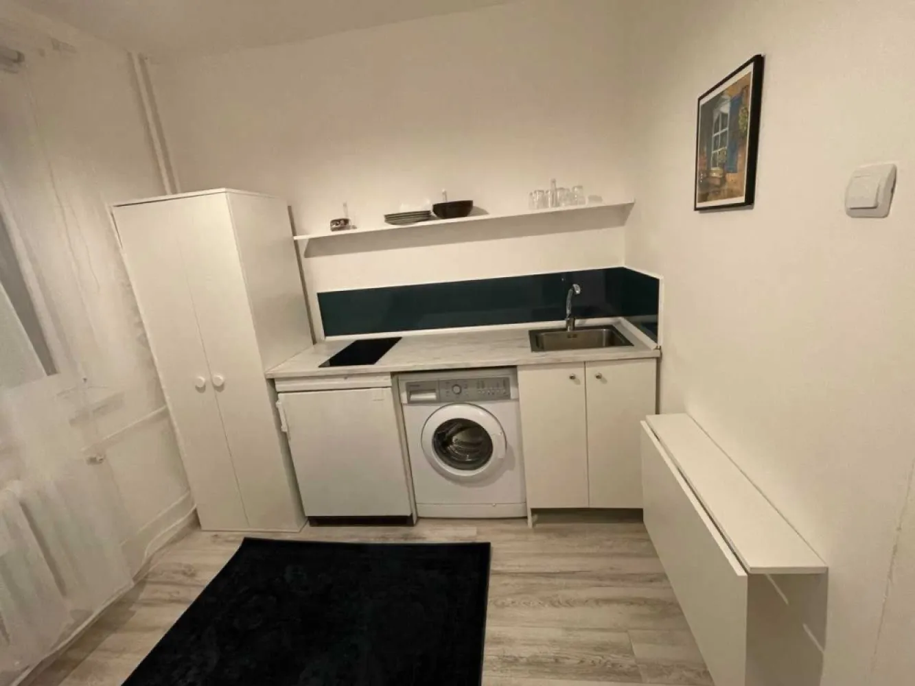 Garsoniera in apropiere de McDonalds Manastur - Persoana fizica vand garsoniera 11 mp etajul 1 din 4. Zona Parking Primaverii, zona linistita. La 5 minute de McDonalds si statii de tramvai, autobuz. Recent renovata, mobilata si utilata complet (cu plita inductie, frigider, masina de spalat, chiuveta, etc). Baie renovata, tevi de apa schimbata. Incalzire centralizata. Instalatie electrica noua cu tablou de siguranta noua, cu interfon. Ideal pentru investitie (fiind dat in chirie) sau pentru locuit.