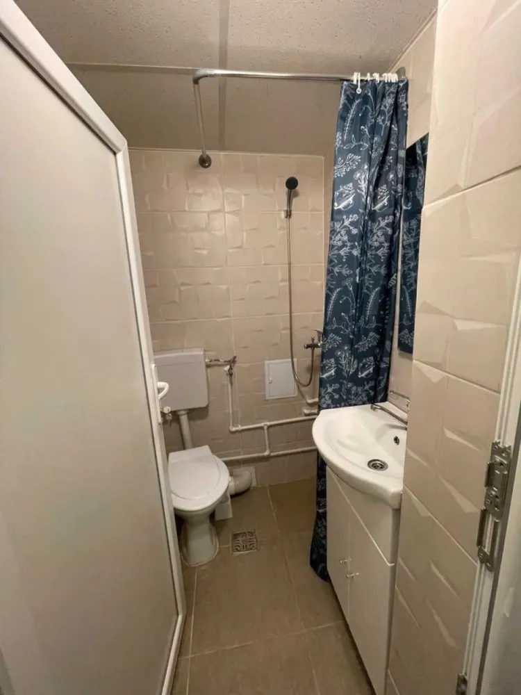 Garsoniera in apropiere de McDonalds Manastur - Persoana fizica vand garsoniera 11 mp etajul 1 din 4. Zona Parking Primaverii, zona linistita. La 5 minute de McDonalds si statii de tramvai, autobuz. Recent renovata, mobilata si utilata complet (cu plita inductie, frigider, masina de spalat, chiuveta, etc). Baie renovata, tevi de apa schimbata. Incalzire centralizata. Instalatie electrica noua cu tablou de siguranta noua, cu interfon. Ideal pentru investitie (fiind dat in chirie) sau pentru locuit.