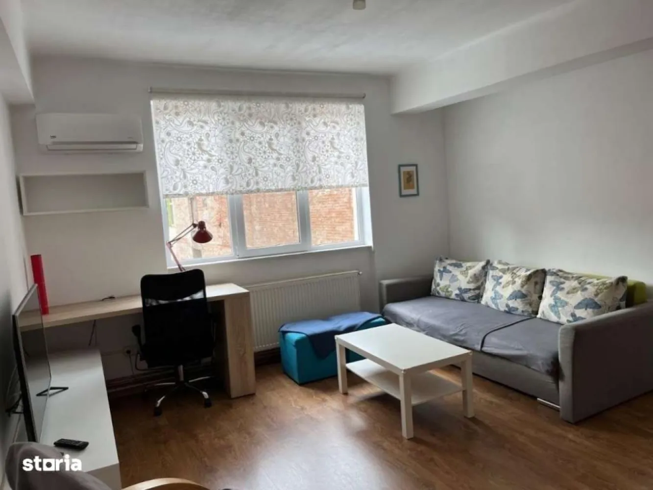 De vânzare - apartament 2 camere, semicentral, Cluj-Napoca - Ofer spre vânzare apartament cu 2 camere, situat semicentral pe str. Horea, la etajul 3 din 4, situat langa facultatea de litere, la 10 min de mers pe jos de centrul orașului (piața Matei Corvin).Apartamentul este compus din living cu trecere spre dormitor și baie, hol de acces, bucătărie, cămară de depozitare. De asemenea este mobilat modern, dispune de spatii de depozitare extrem de generoase și este complet utilat: ușa de intrare de înaltă siguranță, centrala proprie, aer condiționat, frigider, plita, cuptor electric, mașina de spălat vase, uscător de rufe, mașina de spălat haine, tv cablu și internet.Este un apartament luminos, la cheie, retras de la aglomerația strazii, într-o locație extrem de căutată, disponibil imediat.