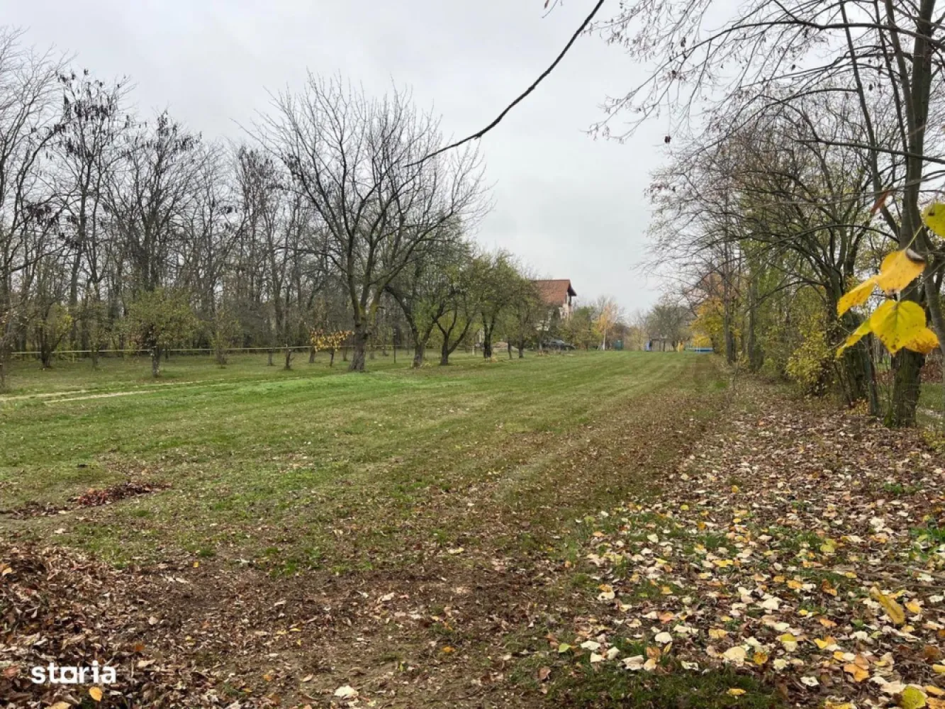 ofer spre vanzare teren pe malul lacului Snagov si vila S+P+E+M - Imobil excelent cu potențial de Dezvoltare Turistică și Rezidențială situat in satul Ghermanesti, cu o deschidere de 37 ml la str. Razboieni (asfaltata) si o deschidere generoasa de 31 ml la mijlocul lacul Snagov ce beneficiază de toate utilitatile (electricitate, apă, gaz și fose septica) .Imobilul este format din teren intravilan in suprafata de 7610 mp , doua constructii: o constructie edificata in anul 1990 si renovata in 2022 din caramida si plansee de beton si acoperita cu tabla Lindab, cu o suprafata desfasurata de 300 mp, avand regim de inaltime S+P+E+M si o constructie veche din 1910 avand regim de inaltime P+M si o suprafata desfasurata de 120 mp (ce poate fi renovata / extinsa rapid) , ponton existent si garaj pentru barcă.Fiind amplasat intr-o zonă recunoscută pentru caracterul sau exclusivist, foarte linistita situata langa Padurea Vladiceasca, cu acces direct la Lacul Snagov si avand o vegetatie bogata si numerosi pomi fructiferi ce ofera intimitate si aer curat, imobilul este o oaza de relaxare fiind ideal pentru uz rezidential de lux.Avantajele si potentialul investitional al imobilului: -Oportunitate deosebită pentru dezvoltări imobiliare mixte cu potențial rezidențial de lux sau destinație turistică premium. avand in vedere caracterul parcelabil al terenului (pana la 10 parcele + drum)-Potențial Rezidențial terenul fiind ideal pentru dezvoltarea unui ansamblu de vile de lux, unele cu vedere la lac, terase, spații verzi private și facilități nautice.-Potențialul investițional este ridicat in contextul cererii în creștere pentru locuințe de vacanță sau reședințe permanente în zone retrase, dar apropiate de București si avand in vedere numarul limitat al imobilelor aflate pe malul lacului Snagov .-Potențial dezvoltare imobiliară Turistic avand in vedere ca lacul Snagov este deja o destinație cu notorietate pentru agrement nautic, pescuit, sporturi pe apă și relaxare. Terenul permite extinderea pontoanelor și construirea unor unități turistice tip bungalow, case plutitoare sau ecovile. Un mini-resort cu ponton privat, spa, restaurant cu vedere panoramică și acces direct la apă este fezabil.-Potențial de valorificare ridicat în regim de închiriere (rezidențial de lux sau turistic) avand in vedere cererea ridicată pentru terenuri cu deschidere la lac și infrastructură existentă. Avantajele amplasarii:- in imediata apropiere a stației de autobuz "Stadionului",-la cativa pasi de Stadionul FC Snagov, -foarte aproape de supermarketul Peny si alte cateva magazine alimentare, -la 2 statii de autobuz de Primaria Snagov.-la 7 km (5 minute de mers cu masina) de autostrada A3 Bucuresti - Ploiesti de unde se poate ajunge facil atat in capitala cat si in Ploiesti.-acces rapid scoala, gradinita si dispensare, -acces usor la DN1.-langa padure-pe malul lacului
