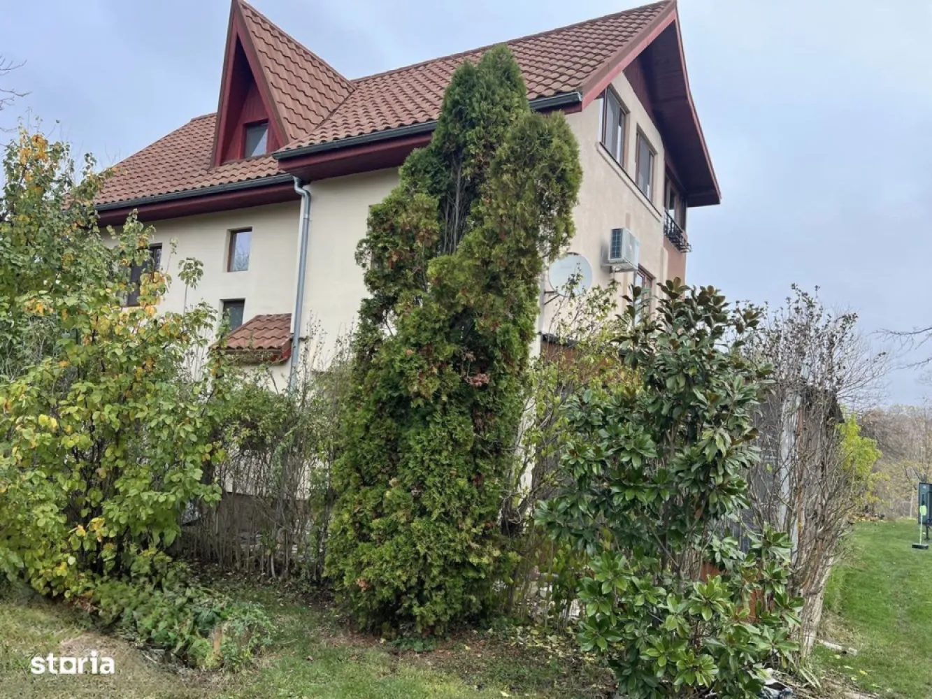 ofer spre vanzare teren pe malul lacului Snagov si vila S+P+E+M - Imobil excelent cu potențial de Dezvoltare Turistică și Rezidențială situat in satul Ghermanesti, cu o deschidere de 37 ml la str. Razboieni (asfaltata) si o deschidere generoasa de 31 ml la mijlocul lacul Snagov ce beneficiază de toate utilitatile (electricitate, apă, gaz și fose septica) .Imobilul este format din teren intravilan in suprafata de 7610 mp , doua constructii: o constructie edificata in anul 1990 si renovata in 2022 din caramida si plansee de beton si acoperita cu tabla Lindab, cu o suprafata desfasurata de 300 mp, avand regim de inaltime S+P+E+M si o constructie veche din 1910 avand regim de inaltime P+M si o suprafata desfasurata de 120 mp (ce poate fi renovata / extinsa rapid) , ponton existent si garaj pentru barcă.Fiind amplasat intr-o zonă recunoscută pentru caracterul sau exclusivist, foarte linistita situata langa Padurea Vladiceasca, cu acces direct la Lacul Snagov si avand o vegetatie bogata si numerosi pomi fructiferi ce ofera intimitate si aer curat, imobilul este o oaza de relaxare fiind ideal pentru uz rezidential de lux.Avantajele si potentialul investitional al imobilului: -Oportunitate deosebită pentru dezvoltări imobiliare mixte cu potențial rezidențial de lux sau destinație turistică premium. avand in vedere caracterul parcelabil al terenului (pana la 10 parcele + drum)-Potențial Rezidențial terenul fiind ideal pentru dezvoltarea unui ansamblu de vile de lux, unele cu vedere la lac, terase, spații verzi private și facilități nautice.-Potențialul investițional este ridicat in contextul cererii în creștere pentru locuințe de vacanță sau reședințe permanente în zone retrase, dar apropiate de București si avand in vedere numarul limitat al imobilelor aflate pe malul lacului Snagov .-Potențial dezvoltare imobiliară Turistic avand in vedere ca lacul Snagov este deja o destinație cu notorietate pentru agrement nautic, pescuit, sporturi pe apă și relaxare. Terenul permite extinderea pontoanelor și construirea unor unități turistice tip bungalow, case plutitoare sau ecovile. Un mini-resort cu ponton privat, spa, restaurant cu vedere panoramică și acces direct la apă este fezabil.-Potențial de valorificare ridicat în regim de închiriere (rezidențial de lux sau turistic) avand in vedere cererea ridicată pentru terenuri cu deschidere la lac și infrastructură existentă. Avantajele amplasarii:- in imediata apropiere a stației de autobuz "Stadionului",-la cativa pasi de Stadionul FC Snagov, -foarte aproape de supermarketul Peny si alte cateva magazine alimentare, -la 2 statii de autobuz de Primaria Snagov.-la 7 km (5 minute de mers cu masina) de autostrada A3 Bucuresti - Ploiesti de unde se poate ajunge facil atat in capitala cat si in Ploiesti.-acces rapid scoala, gradinita si dispensare, -acces usor la DN1.-langa padure-pe malul lacului