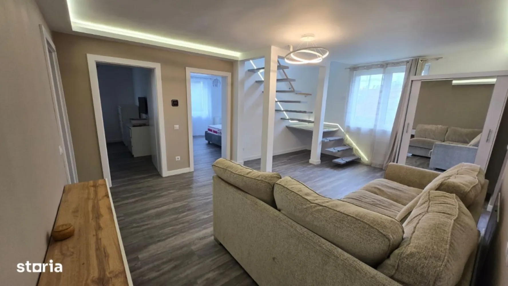 BRASADAS vinde casa individuala la cheie si in rate. - Agentia Imobiliara BRASADAS vinde casa individuala, spatioasa, luminoasa, in zona Dambul Rotund, cu posibilitatea platii si în rate, pe maxim 5 ani. Suprafata construita este de 191 mp (150 mp casă + 16 mp beci + 25 mp terase) Casa are 5 dormitoare, 3 băi, 2 livinguri și 2 terase, birou cu pereți de sticlă. Renovată recent din temelii: termopane noi Rehau, instalație electrică schimbată, acoperiș nou, centrala noua, încălzire în pardoseală. Aproape de centru, de scoli si gradinite, mijloace de transport in comun. Și da, prețul pe mp e sub media Clujului. Teren total 157 mp. Pretul este de 346900 € pentru vanzarea fara rate. Www.brasadas.com.
