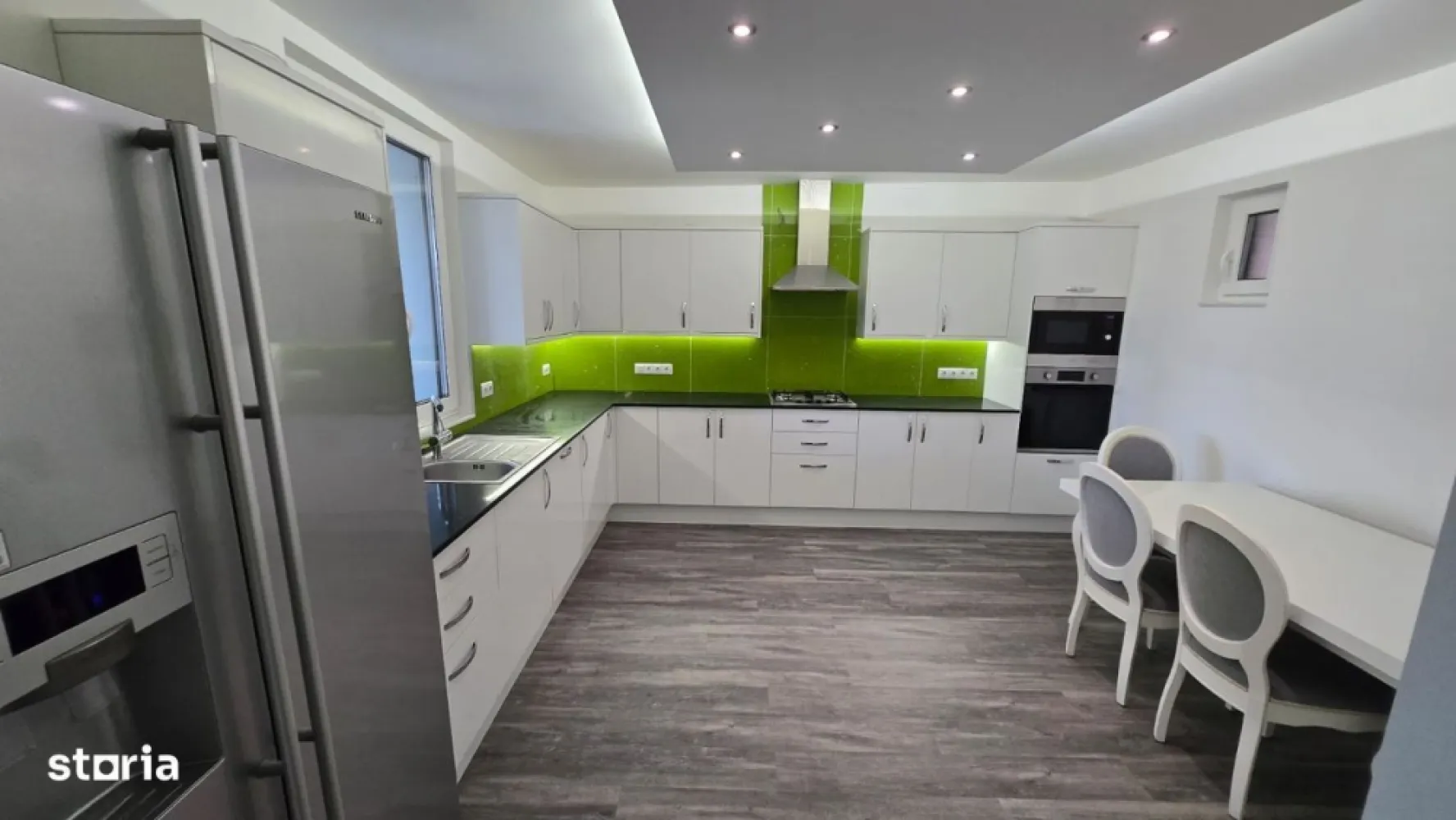 BRASADAS vinde casa individuala la cheie si in rate. - Agentia Imobiliara BRASADAS vinde casa individuala, spatioasa, luminoasa, in zona Dambul Rotund, cu posibilitatea platii si în rate, pe maxim 5 ani. Suprafata construita este de 191 mp (150 mp casă + 16 mp beci + 25 mp terase) Casa are 5 dormitoare, 3 băi, 2 livinguri și 2 terase, birou cu pereți de sticlă. Renovată recent din temelii: termopane noi Rehau, instalație electrică schimbată, acoperiș nou, centrala noua, încălzire în pardoseală. Aproape de centru, de scoli si gradinite, mijloace de transport in comun. Și da, prețul pe mp e sub media Clujului. Teren total 157 mp. Pretul este de 346900 € pentru vanzarea fara rate. Www.brasadas.com.