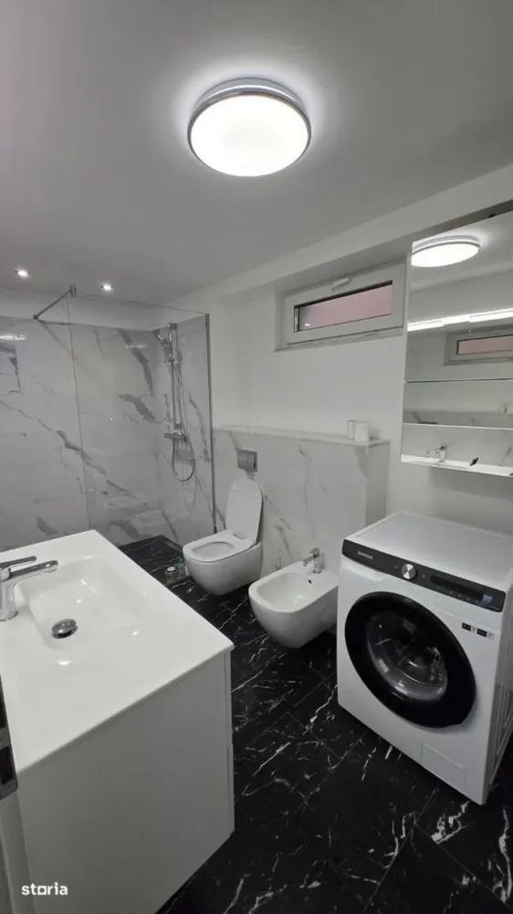 BRASADAS vinde casa individuala la cheie si in rate. - Agentia Imobiliara BRASADAS vinde casa individuala, spatioasa, luminoasa, in zona Dambul Rotund, cu posibilitatea platii si în rate, pe maxim 5 ani. Suprafata construita este de 191 mp (150 mp casă + 16 mp beci + 25 mp terase) Casa are 5 dormitoare, 3 băi, 2 livinguri și 2 terase, birou cu pereți de sticlă. Renovată recent din temelii: termopane noi Rehau, instalație electrică schimbată, acoperiș nou, centrala noua, încălzire în pardoseală. Aproape de centru, de scoli si gradinite, mijloace de transport in comun. Și da, prețul pe mp e sub media Clujului. Teren total 157 mp. Pretul este de 346900 € pentru vanzarea fara rate. Www.brasadas.com.