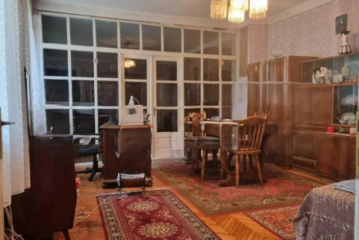 Casa de vanzare cu 4 camere, 110 mp, Satu Mare, zona 14 Mai - Casa cu 4 camere, cu suprafață utilă de 110 mp, situată într-o zonă liniștită. În apropiere se găsesc stații de autobuz și mai multe magazine alimentare. Proprietatea oferă spațiu generos, o pivniță cu două compartimente și o curte mică. Ideală pentru o familie sau chiar și pentru utilizare comercială (de ex. magazin). Necesită renovare moderată, ceea ce reprezintă o oportunitate de personalizare.