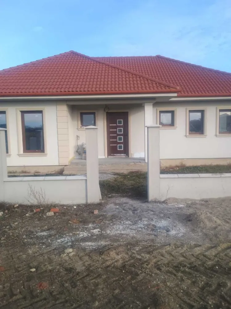 BRASADAS vinde casa semifinisata in zona Ispirescu. - Agentia Imobiliara BRASADAS vinde casa semifinisată în zona Petre Ispirescu. Teren 5.7 ari. Casa are 94 m2 utili plus terasă de 40 m2. Casa cuprinde 3 dormitoare, 2 băi, un living, bucătărie și o cămară. www.brasadas.com.