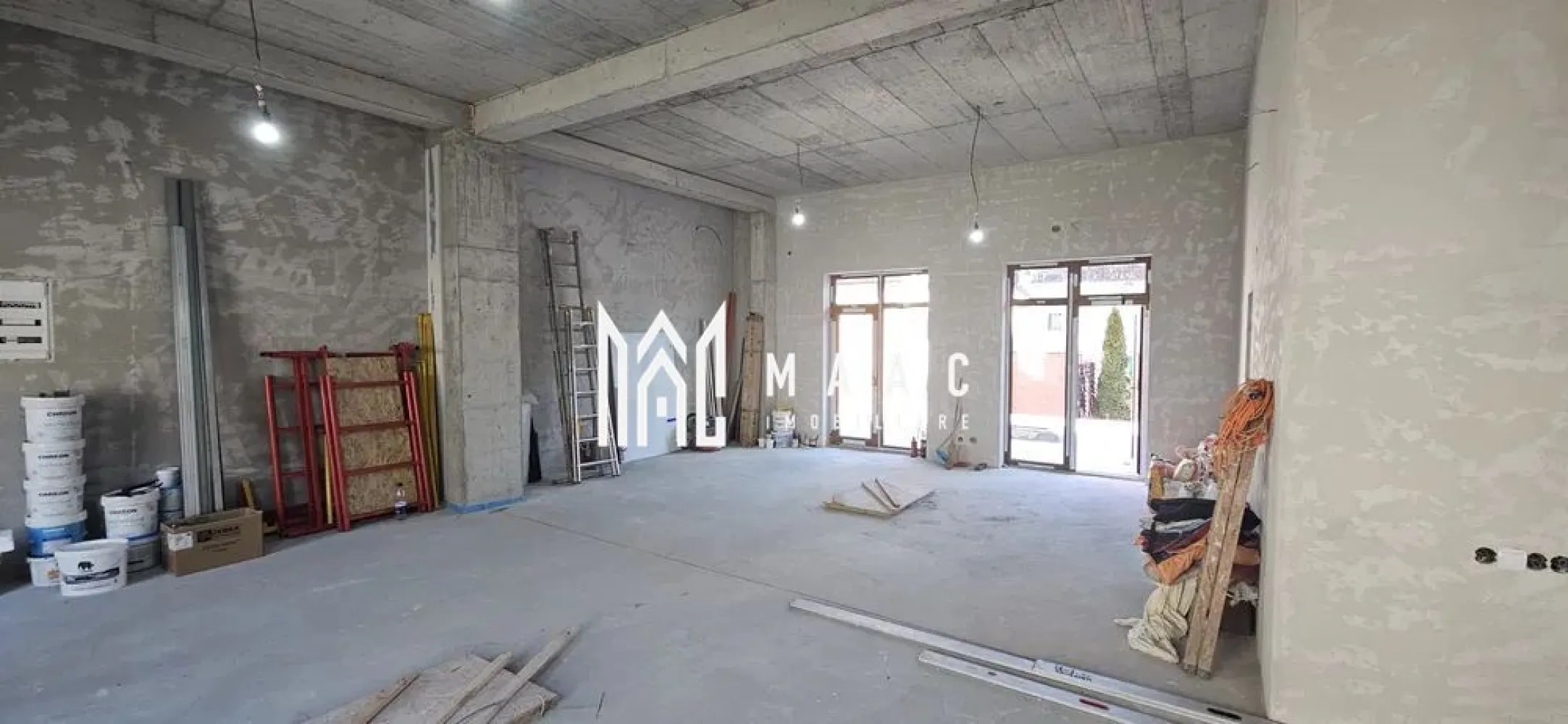 Spatiu comercial | Central | Open Space - MAAC Imobiliare vă propune spre închiriere un spațiu comercial generos, ideal pentru diverse activități comerciale, amplasat într-o zonă ultracentrală, cu vizibilitate excelentă și acces facil. Spațiul este dispus pe două niveluri – parter și demisol – și oferă multiple posibilități de amenajare și utilizare. Detalii spațiu – Parter: Suprafață: 90 mp open space Fațadă vitrată mare cu expunere stradală excelentă Înălțime interioară: 4 m Încălzire în pardoseală Curent trifazic Toaletă separată Terasă de 40 mp cu acces direct din spațiu – inclusă gratuit Preț: 17 EUR/mp Detalii spațiu – Demisol: Suprafață: 180 mp Înălțime: 4 m 2 căi de acces Ideal pentru activități comerciale, servicii, birouri sau spații de depozitare Preț: 7 EUR/mp Spațiile se oferă spre închiriere la stadiul de gri, oferind flexibilitate totală pentru amenajare, în funcție de destinația dorită. Se pot închiria împreună sau separat. Disponibil pentru închiriere pe termen lung. Pentru mai multe detalii va rugam specificati telefonic ID: CP2727539 }}