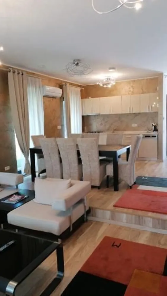 BRASADAS vinde 1/2 duplex în cartierul Europa. - Agentia Imobiliara BRASADAS vinde jumatate de duplex situat in cartierul Europa. Pretul pentru vânzare este de 475.000EUR negociabil Prețul pentru închiriere este de 1.700EUR/luna Construit si finisat in 2019. Nu a fost data spre inchiriere sau locuita niciodata. Curtea este privata, in partea din fata se pot parca 2-3 masini. Partea din spate are gazon natural, sustinut de sistemul de irigare si terasa. La exterior exista o casuta de gradina special conceputa pentru spatiul de depozitare(biciclete, anvelope, etc.) Compartimentarea casei: parter: - hol intrare deschis - baie cu dus, masina de spalat etc. - camera tehnica cu spatii depozitare, centrala termica, frigider dublu cu congelator etc. - bucatarie open space echipata complet (aragaz, cuptor electric, masina spalat vase, dulapuri etc.) - living cu spatiu dining (masa cu 8 scaune), mobilier living, spatiu socializare cu canapea 180, TV 189 diagonala, frigider racoritoare, iesire spre terasa din spate. etaj 1: - master bedroom cu pat matrimonial, noptiere, comoda, TV, birou, sifonier + baie cu cada, chiuveta dubla etc. - alte 2 dormitoare cu pat matrimonial, noptiere, sifonier, TV flatscreen - baie cu cada. etaj 2: - spatiu depozitare si iesire spre terasa - spatioasa cu podea tip WPC, de jur imprejurul casei scarii, cu priveliste spre Cluj. Dispune de sistem de supraveghere video si sistem de alarma. Nr. camere: 4 Suprafață utilă:170 mp2 Suprafață construită(Amprentă la sol): 230 mp Nr. băi:3 Nr. terase: 2 Structură rezistență: caramida Regim înălțime: Parter+ 2 Etaje Nr. locuri parcare: 3 Utilitati generale: Curent, Apa, Canalizare, Gaz Sistem incalzire: Centrala proprie Climatizare: Aer conditionat Usa intrare: Metal Pereti: Faianta, Vopsea lavabila Ferestre cu geam termopan: PVC Izolatii termice: Exterior polistiren grafitat 20cm Podele: Parchet, Gresie Electrocasnice: Frigider, Masina de spalat rufe, Masina de spalat vase, TV(3 la numar) Mobilat: Lux www.brasadas.com.