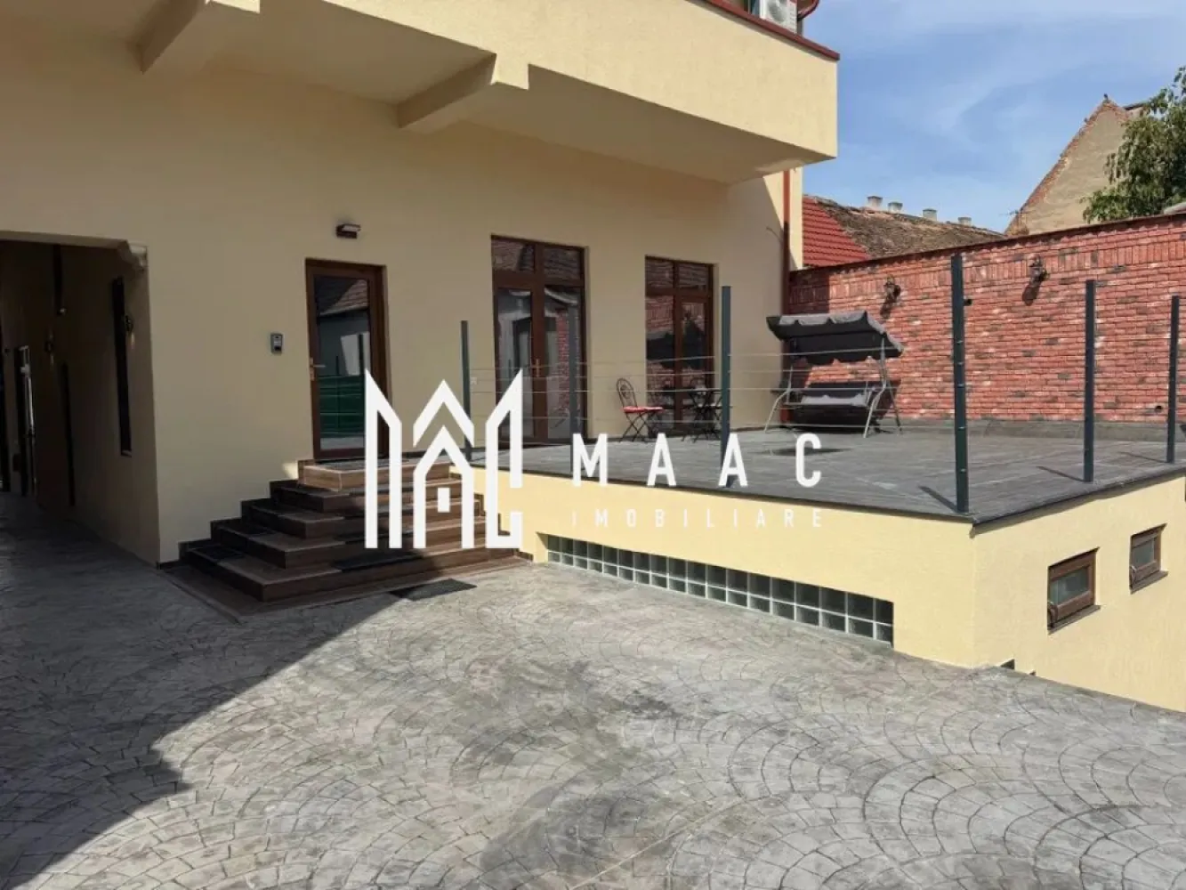 Spatiu comercial | Central | Open Space - MAAC Imobiliare vă propune spre închiriere un spațiu comercial generos, ideal pentru diverse activități comerciale, amplasat într-o zonă ultracentrală, cu vizibilitate excelentă și acces facil. Spațiul este dispus pe două niveluri – parter și demisol – și oferă multiple posibilități de amenajare și utilizare. Detalii spațiu – Parter: Suprafață: 90 mp open space Fațadă vitrată mare cu expunere stradală excelentă Înălțime interioară: 4 m Încălzire în pardoseală Curent trifazic Toaletă separată Terasă de 40 mp cu acces direct din spațiu – inclusă gratuit Preț: 17 EUR/mp Detalii spațiu – Demisol: Suprafață: 180 mp Înălțime: 4 m 2 căi de acces Ideal pentru activități comerciale, servicii, birouri sau spații de depozitare Preț: 7 EUR/mp Spațiile se oferă spre închiriere la stadiul de gri, oferind flexibilitate totală pentru amenajare, în funcție de destinația dorită. Se pot închiria împreună sau separat. Disponibil pentru închiriere pe termen lung. Pentru mai multe detalii va rugam specificati telefonic ID: CP2727539 }}