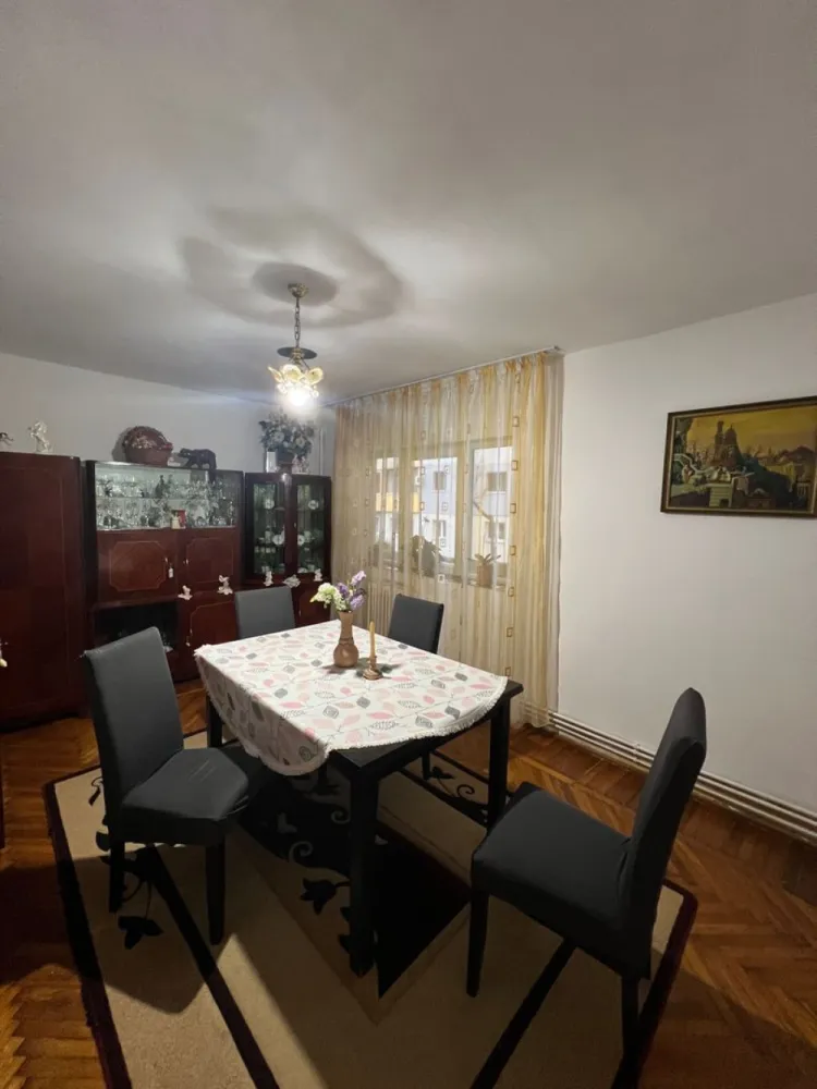 BRASADAS vinde ap 3 cam la PARTER in Manastur. - Agentia Imobiliara BRASADAS vinde apartament cu 3 camere decomandate la parterul unui bloc cu 4 etaje in Manastur pe Aleea Brates. Suprafata utila 65mp : bucatarie, hol, 3 dormitoare, baie, 2 debara. Www.brasadas.com.