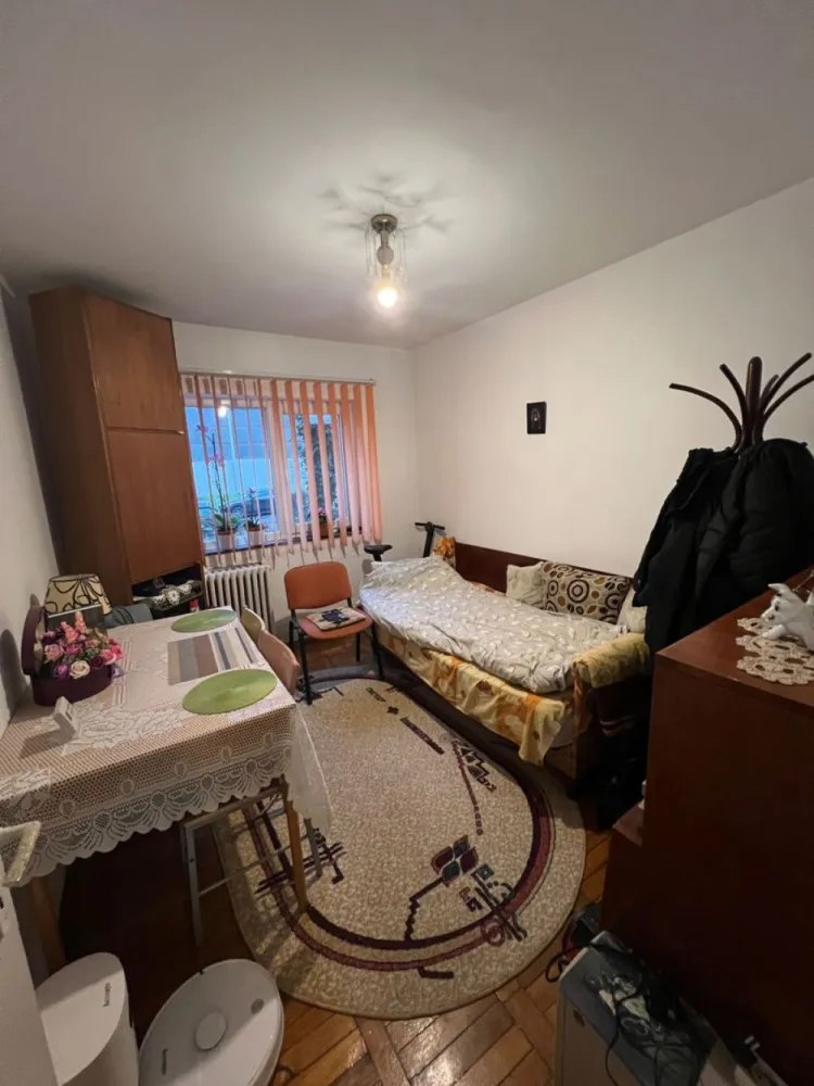 BRASADAS vinde ap 3 cam la PARTER in Manastur. - Agentia Imobiliara BRASADAS vinde apartament cu 3 camere decomandate la parterul unui bloc cu 4 etaje in Manastur pe Aleea Brates. Suprafata utila 65mp : bucatarie, hol, 3 dormitoare, baie, 2 debara. Www.brasadas.com.