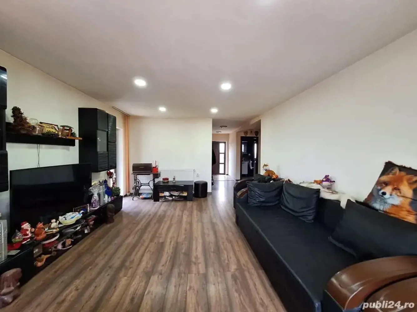 BRASADAS vinde DUPLEX tip P+E 164 mp. utili. - Agentia imobiliara BRASADAS vinde DUPLEX in zona Edgar Quinet. cu suprafata utila de 164 mp. La parter living bucatarie cu spatiu de depozitare camera baie la etaj sunt 2 dormitoare cu baie comuna plus dormitor cu dresing si baie proprie In pod este loc pentru depozitare. Curtea este de 210 metri pătrați cu anexe. Se vine mobilat si utilat. www,brasadas.com.