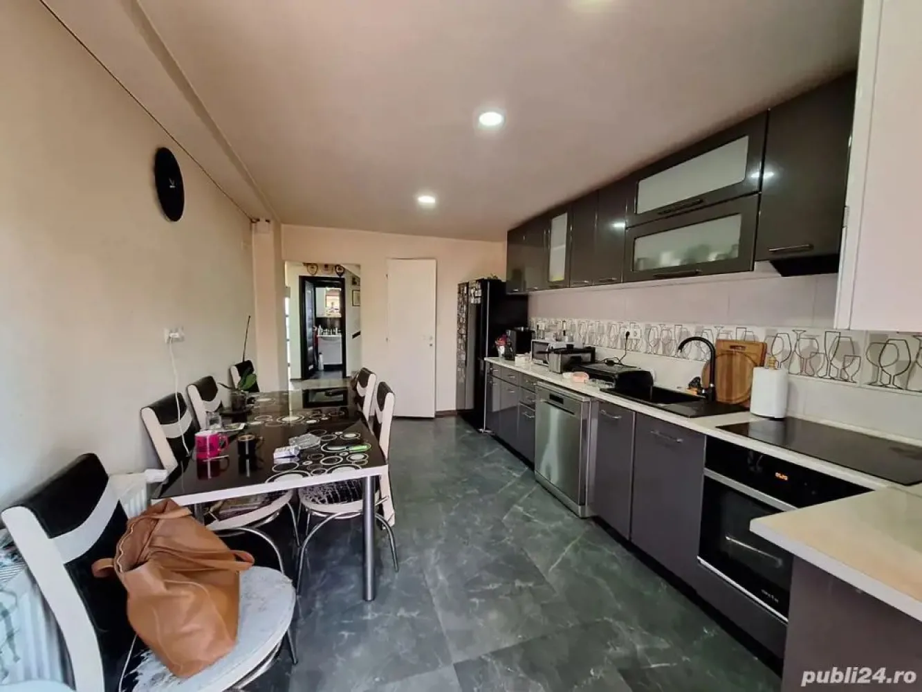 BRASADAS vinde DUPLEX tip P+E 164 mp. utili. - Agentia imobiliara BRASADAS vinde DUPLEX in zona Edgar Quinet. cu suprafata utila de 164 mp. La parter living bucatarie cu spatiu de depozitare camera baie la etaj sunt 2 dormitoare cu baie comuna plus dormitor cu dresing si baie proprie In pod este loc pentru depozitare. Curtea este de 210 metri pătrați cu anexe. Se vine mobilat si utilat. www,brasadas.com.