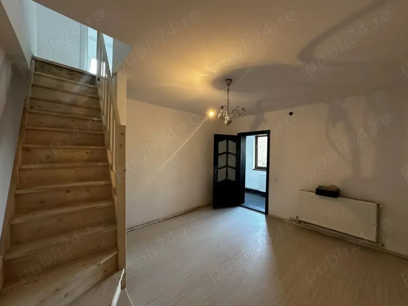BRASADAS vinde Duplex 4 cam și curte 80 mp IRIS Bd. Muncii. - Agentia imobiliaraBRASADAS vinde duplex cu 4 camere, 80 mp utili și curte proprie de 80 mp, situat în zona Bulevardul Muncii o locație liniștită, cu acces facil către oraș și mijloace de transport (stație tramvai și stație autobuz STB la 5 minute de mers pe jos). Imobilul are regim de înălțime P+M și a fost renovat complet în 2025. Compartimentare: Parter: hol, 2 camere, baie Mansardă: hol, 2 camere Curtea este ideală pentru relaxare, iar în fața porții există un loc de parcare disponibil. Perfect pentru locuit sau investiție (închiriere). www.brasadas.com.