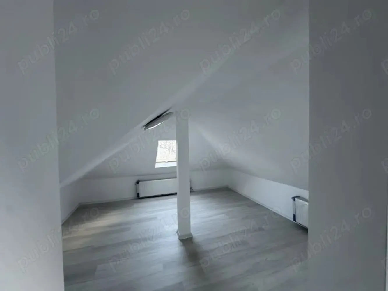 BRASADAS vinde Duplex 4 cam și curte 80 mp IRIS Bd. Muncii. - Agentia imobiliaraBRASADAS vinde duplex cu 4 camere, 80 mp utili și curte proprie de 80 mp, situat în zona Bulevardul Muncii o locație liniștită, cu acces facil către oraș și mijloace de transport (stație tramvai și stație autobuz STB la 5 minute de mers pe jos). Imobilul are regim de înălțime P+M și a fost renovat complet în 2025. Compartimentare: Parter: hol, 2 camere, baie Mansardă: hol, 2 camere Curtea este ideală pentru relaxare, iar în fața porții există un loc de parcare disponibil. Perfect pentru locuit sau investiție (închiriere). www.brasadas.com.