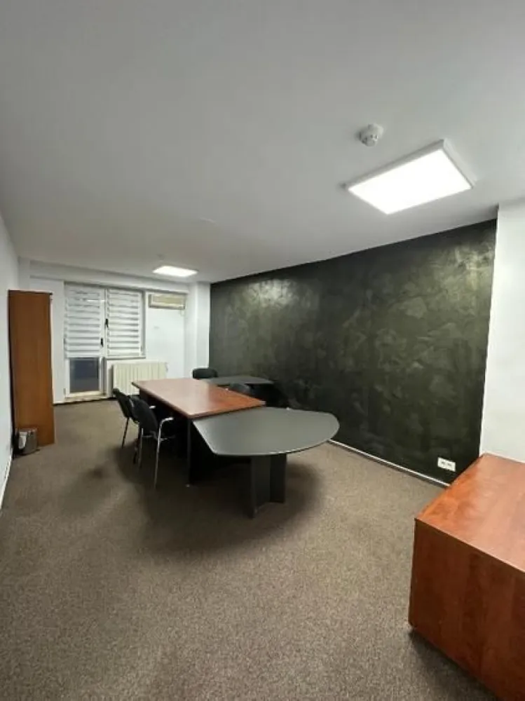 BRASADAS Inchiriaza Spatiu comercial BD Națiunile Unite 100mp renovat - 📍 Calea Victoriei – 3 camere | 100 mp | Renovare completă | Business Ready BRASADAS Real Estate propune spre închiriere un apartament generos de 3 camere, situat la etajul 4 dintr-un imobil solid (beton + BCA, 1996), amplasat strategic în centrul Bucureștiului — la câțiva pași de Curtea de Apel, Calea Victoriei și Centrul Vechi. 🔹 Specificații cheie: • Suprafață: 100 mp • Compartimentare eficientă • 2 grupuri sanitare • 2 balcoane • Mobilat complet & renovat recent • Tâmplărie aluminiu de calitate superioară 🔹 Facilități imobil: • Pază și supraveghere video • 2 lifturi • Sistem anti-incendiu • Zonă premium — acces rapid la instituții juridice & financiare 🔹 Recomandat pentru: ✔️ Avocați ✔️ Notari ✔️ Executori Judecătorești ✔️ Cabinete consultanță / birouri premium 📞 Detalii și vizionări: BRASADAS Real Estate 🌐 www.brasadas.com DETALII:0745964492-Alex