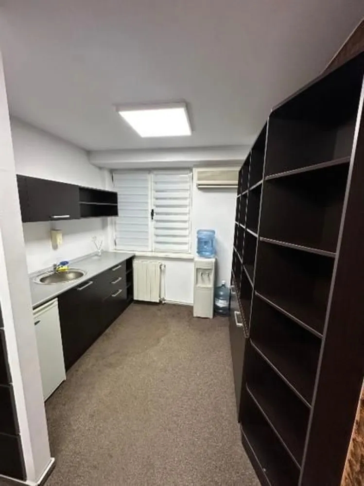 BRASADAS Inchiriaza Spatiu comercial BD Națiunile Unite 100mp renovat - 📍 Calea Victoriei – 3 camere | 100 mp | Renovare completă | Business Ready BRASADAS Real Estate propune spre închiriere un apartament generos de 3 camere, situat la etajul 4 dintr-un imobil solid (beton + BCA, 1996), amplasat strategic în centrul Bucureștiului — la câțiva pași de Curtea de Apel, Calea Victoriei și Centrul Vechi. 🔹 Specificații cheie: • Suprafață: 100 mp • Compartimentare eficientă • 2 grupuri sanitare • 2 balcoane • Mobilat complet & renovat recent • Tâmplărie aluminiu de calitate superioară 🔹 Facilități imobil: • Pază și supraveghere video • 2 lifturi • Sistem anti-incendiu • Zonă premium — acces rapid la instituții juridice & financiare 🔹 Recomandat pentru: ✔️ Avocați ✔️ Notari ✔️ Executori Judecătorești ✔️ Cabinete consultanță / birouri premium 📞 Detalii și vizionări: BRASADAS Real Estate 🌐 www.brasadas.com DETALII:0745964492-Alex