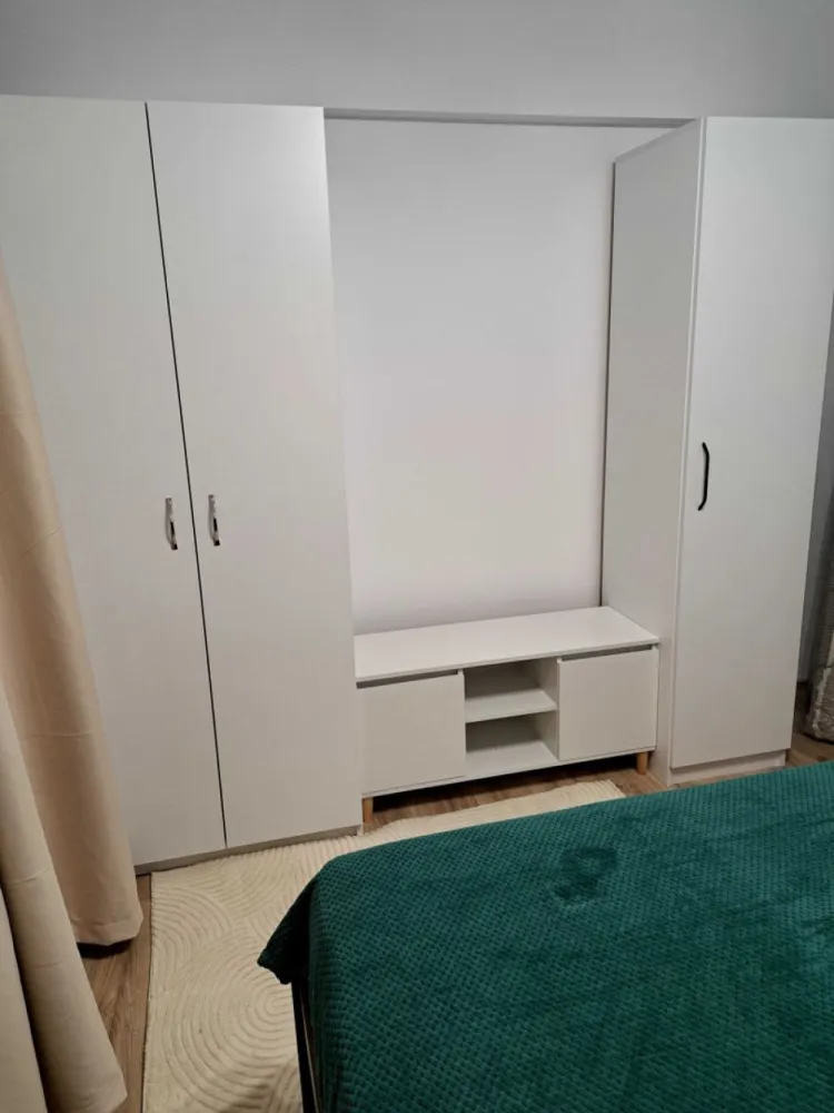 BRASADAS închiriază – Apartament 2 camere Str. Secuilor - BRASADAS închiriază – Apartament 2 camere • 54 mp • Str. Secuilor • Sector 4 Închiriez apartament 2 camere, semidecomandat, 54 mp, proaspăt renovat, situat pe Str. Secuilor nr. 10, Sector 4. Locuința este complet mobilată și utilată, cu mobilier nou și electrocasnice moderne: frigider nou, mașină de spălat, aer condiționat. ✔ Bucătărie foarte mare + cămară separată ✔ Sufragerie spațioasă ✔ Balcon generos cu spațiu amplu de depozitare ✔ Lift nou cu muzică ambientală ✔ Zonă liniștită, cu magazine non-stop ✔ Acceptăm animal mic 📍 Localizare excelentă: – Metrou Piața Sudului – Mall Sun Plaza (vizibil din balcon) – Piață agroalimentară – Parcul Tineretului – Școli, spitale, magazine 💶 Chirie: 500 EUR (negociabil) 📅 Disponibil de la sfârșitul lunii Noiembrie 🕒 Vizionări după ora 19:00 📞 DETALII: 0745964492 – ALEX 🌐 www.brasadas.com
