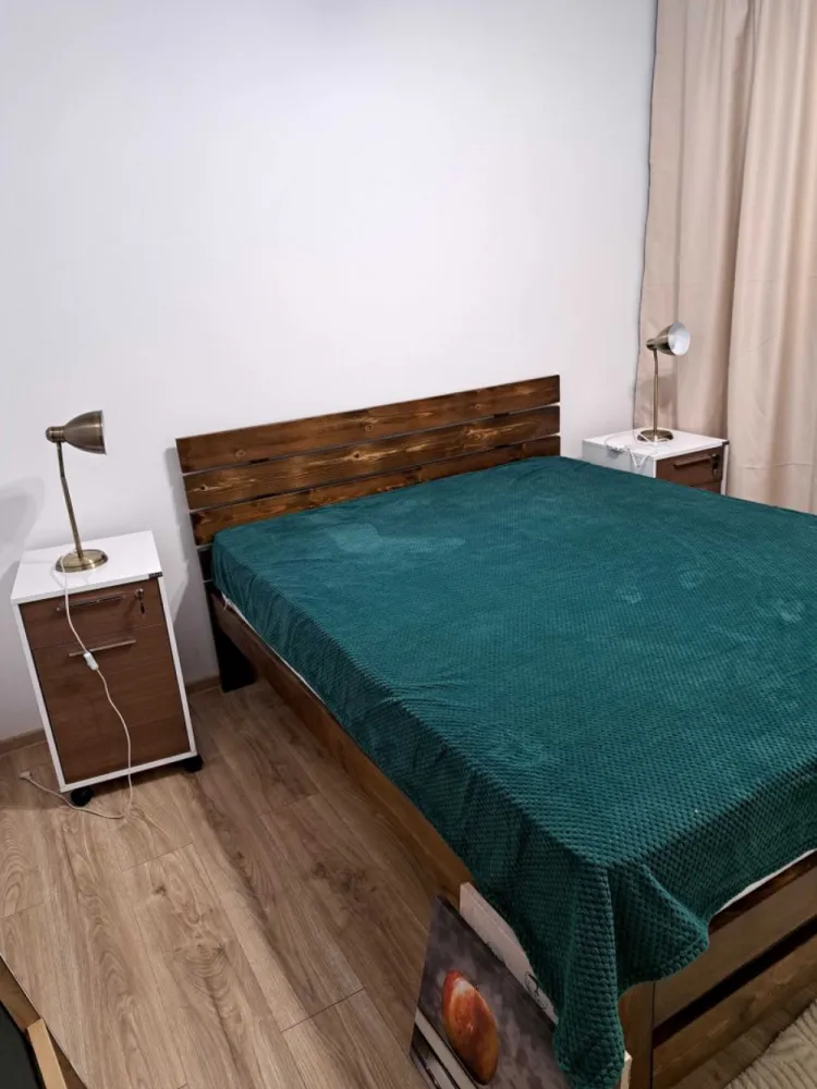 BRASADAS închiriază – Apartament 2 camere Str. Secuilor - BRASADAS închiriază – Apartament 2 camere • 54 mp • Str. Secuilor • Sector 4 Închiriez apartament 2 camere, semidecomandat, 54 mp, proaspăt renovat, situat pe Str. Secuilor nr. 10, Sector 4. Locuința este complet mobilată și utilată, cu mobilier nou și electrocasnice moderne: frigider nou, mașină de spălat, aer condiționat. ✔ Bucătărie foarte mare + cămară separată ✔ Sufragerie spațioasă ✔ Balcon generos cu spațiu amplu de depozitare ✔ Lift nou cu muzică ambientală ✔ Zonă liniștită, cu magazine non-stop ✔ Acceptăm animal mic 📍 Localizare excelentă: – Metrou Piața Sudului – Mall Sun Plaza (vizibil din balcon) – Piață agroalimentară – Parcul Tineretului – Școli, spitale, magazine 💶 Chirie: 500 EUR (negociabil) 📅 Disponibil de la sfârșitul lunii Noiembrie 🕒 Vizionări după ora 19:00 📞 DETALII: 0745964492 – ALEX 🌐 www.brasadas.com