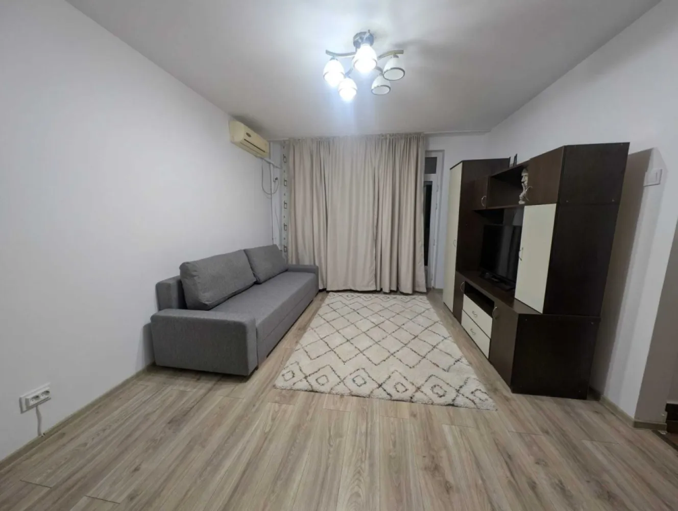 BRASADAS închiriază – Apartament 2 camere Str. Secuilor - BRASADAS închiriază – Apartament 2 camere • 54 mp • Str. Secuilor • Sector 4 Închiriez apartament 2 camere, semidecomandat, 54 mp, proaspăt renovat, situat pe Str. Secuilor nr. 10, Sector 4. Locuința este complet mobilată și utilată, cu mobilier nou și electrocasnice moderne: frigider nou, mașină de spălat, aer condiționat. ✔ Bucătărie foarte mare + cămară separată ✔ Sufragerie spațioasă ✔ Balcon generos cu spațiu amplu de depozitare ✔ Lift nou cu muzică ambientală ✔ Zonă liniștită, cu magazine non-stop ✔ Acceptăm animal mic 📍 Localizare excelentă: – Metrou Piața Sudului – Mall Sun Plaza (vizibil din balcon) – Piață agroalimentară – Parcul Tineretului – Școli, spitale, magazine 💶 Chirie: 500 EUR (negociabil) 📅 Disponibil de la sfârșitul lunii Noiembrie 🕒 Vizionări după ora 19:00 📞 DETALII: 0745964492 – ALEX 🌐 www.brasadas.com
