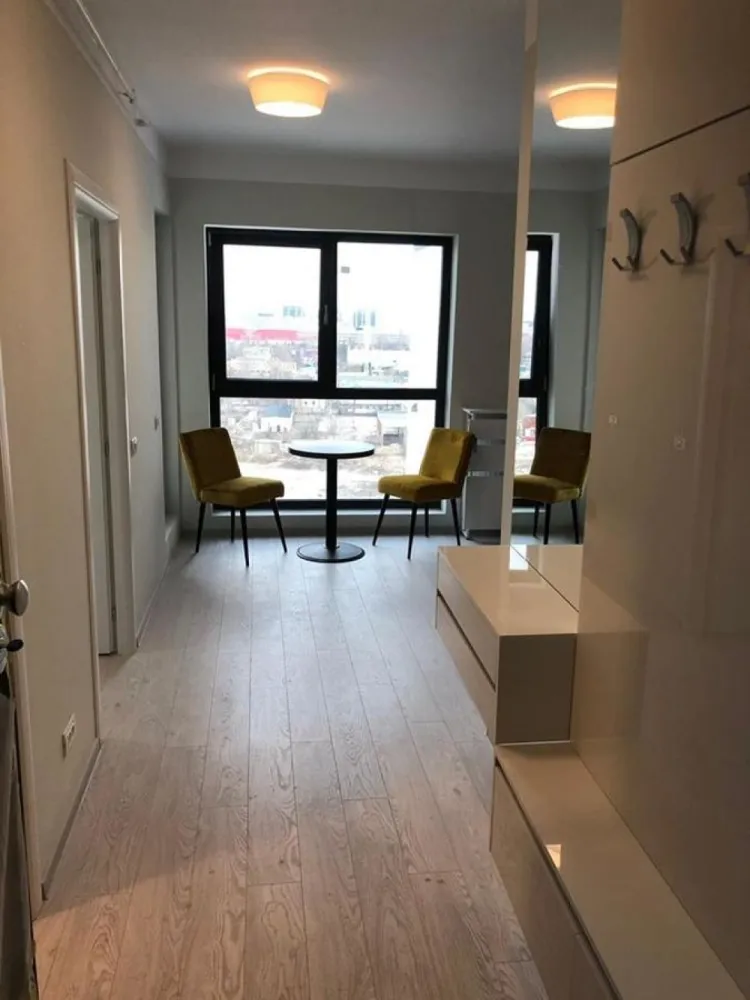 Plaza Romania - Apartament 1 camera – Complex Exigent Plaza Residence (zona Plaza Romania) Disponibil incepand cu 1 noiembrie, apartamentul este situat in Complexul Exigent Plaza Residence, la doar 15 minute de mers pe jos pana la statia de metrou Lujerului si in imediata apropiere a mall-ului Plaza Romania. 📍 Detalii generale: Bloc construit in 2018 Etaj 10 / 11 Suprafata utila totala: 37,32 mp Compartimentare decomandata: camera de zi spatioasa, hol, baie, bucatarie separata si balcon 🛋️ Dotari si facilitati: Mobilat si utilat complet, modern Centrala proprie de apartament Aer conditionat TV 4K Electrocasnice moderne si finisaje de calitate 📅 Apartamentul este ideal pentru o persoana sau un cuplu care doreste confort, liniste si acces rapid catre toate punctele de interes din zona Lujerului – Plaza Romania.