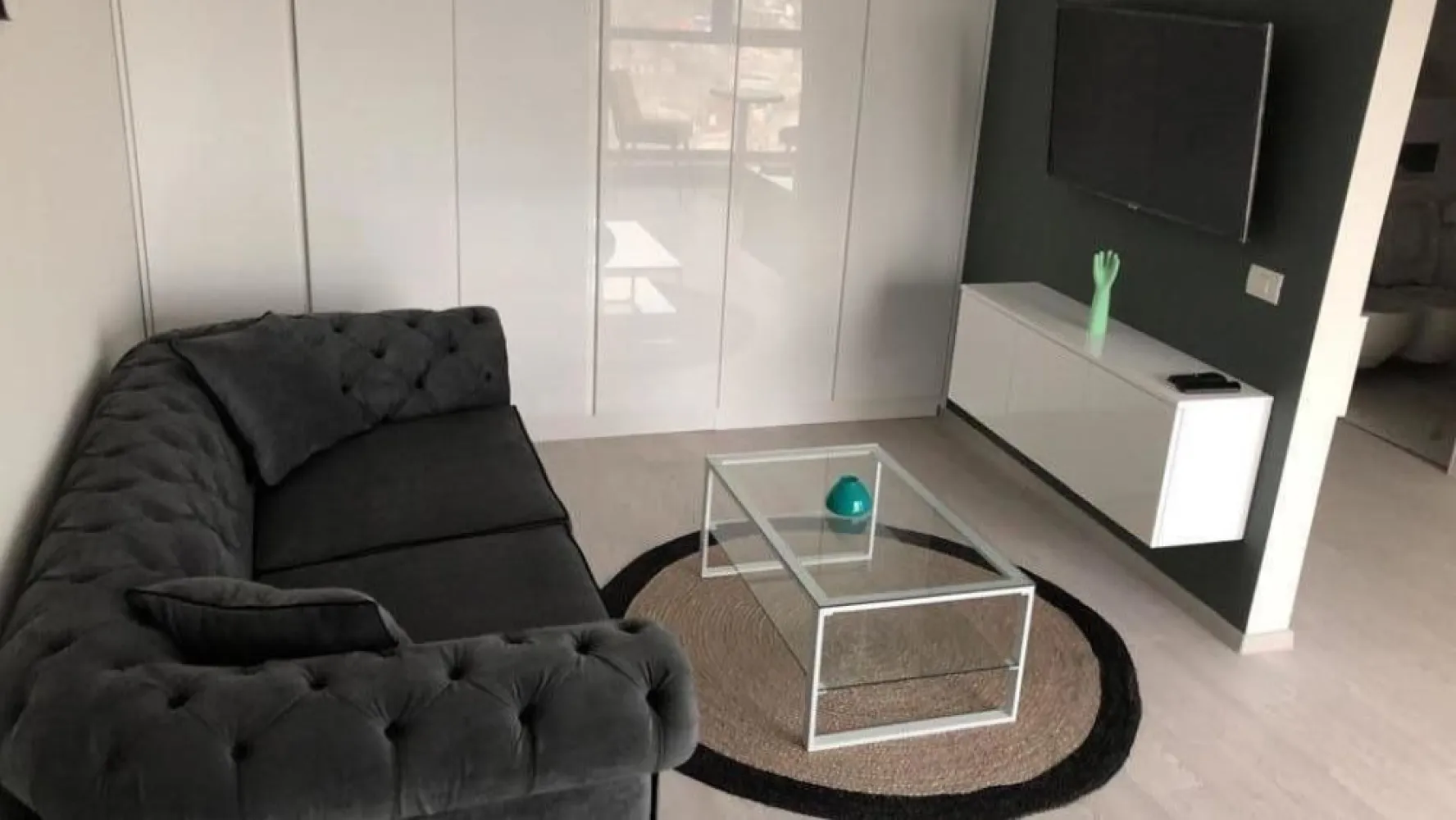 Plaza Romania - Apartament 1 camera – Complex Exigent Plaza Residence (zona Plaza Romania) Disponibil incepand cu 1 noiembrie, apartamentul este situat in Complexul Exigent Plaza Residence, la doar 15 minute de mers pe jos pana la statia de metrou Lujerului si in imediata apropiere a mall-ului Plaza Romania. 📍 Detalii generale: Bloc construit in 2018 Etaj 10 / 11 Suprafata utila totala: 37,32 mp Compartimentare decomandata: camera de zi spatioasa, hol, baie, bucatarie separata si balcon 🛋️ Dotari si facilitati: Mobilat si utilat complet, modern Centrala proprie de apartament Aer conditionat TV 4K Electrocasnice moderne si finisaje de calitate 📅 Apartamentul este ideal pentru o persoana sau un cuplu care doreste confort, liniste si acces rapid catre toate punctele de interes din zona Lujerului – Plaza Romania.