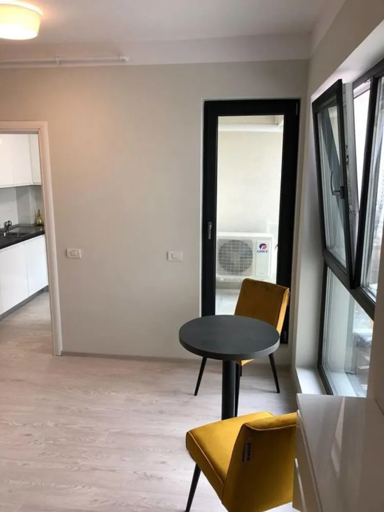 Plaza Romania - Apartament 1 camera – Complex Exigent Plaza Residence (zona Plaza Romania) Disponibil incepand cu 1 noiembrie, apartamentul este situat in Complexul Exigent Plaza Residence, la doar 15 minute de mers pe jos pana la statia de metrou Lujerului si in imediata apropiere a mall-ului Plaza Romania. 📍 Detalii generale: Bloc construit in 2018 Etaj 10 / 11 Suprafata utila totala: 37,32 mp Compartimentare decomandata: camera de zi spatioasa, hol, baie, bucatarie separata si balcon 🛋️ Dotari si facilitati: Mobilat si utilat complet, modern Centrala proprie de apartament Aer conditionat TV 4K Electrocasnice moderne si finisaje de calitate 📅 Apartamentul este ideal pentru o persoana sau un cuplu care doreste confort, liniste si acces rapid catre toate punctele de interes din zona Lujerului – Plaza Romania.