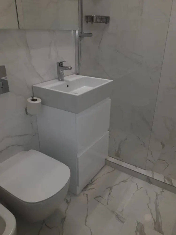 Plaza Romania - Apartament 1 camera – Complex Exigent Plaza Residence (zona Plaza Romania) Disponibil incepand cu 1 noiembrie, apartamentul este situat in Complexul Exigent Plaza Residence, la doar 15 minute de mers pe jos pana la statia de metrou Lujerului si in imediata apropiere a mall-ului Plaza Romania. 📍 Detalii generale: Bloc construit in 2018 Etaj 10 / 11 Suprafata utila totala: 37,32 mp Compartimentare decomandata: camera de zi spatioasa, hol, baie, bucatarie separata si balcon 🛋️ Dotari si facilitati: Mobilat si utilat complet, modern Centrala proprie de apartament Aer conditionat TV 4K Electrocasnice moderne si finisaje de calitate 📅 Apartamentul este ideal pentru o persoana sau un cuplu care doreste confort, liniste si acces rapid catre toate punctele de interes din zona Lujerului – Plaza Romania.