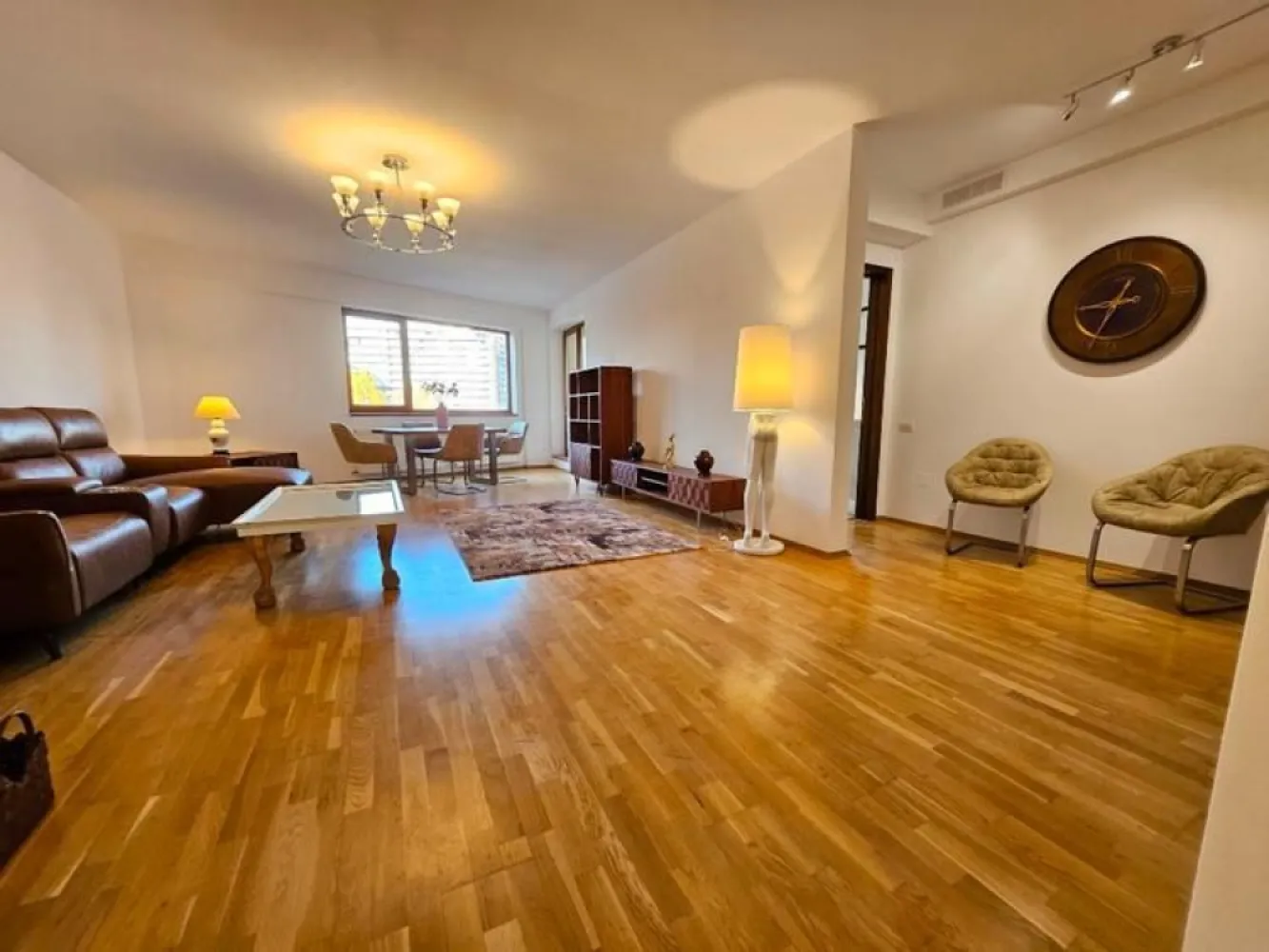 PROPRIETAR-Apartament Herastrau Nordului, 2 parcari,boxa,vedere libera - PROPRIETAR Apartament 3 camere Herastrau - Cartierul Francez 129 mpc 115 mpu 1 terasa acoperita, 1 balcon 2 bai Bucatarie separata MOBILAT COMPLET Se poate compartimenta in 4 camere 2 locuri de parcare subterane mari si 1 boxa incluse in pret Bloc cu paza si receptie, acces securizat cu recunoastere faciala. Fatada si garajul subteran refacute in 2024. 485.000 euro negociabil