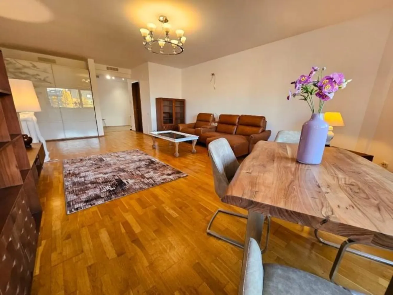 PROPRIETAR-Apartament Herastrau Nordului, 2 parcari,boxa,vedere libera - PROPRIETAR Apartament 3 camere Herastrau - Cartierul Francez 129 mpc 115 mpu 1 terasa acoperita, 1 balcon 2 bai Bucatarie separata MOBILAT COMPLET Se poate compartimenta in 4 camere 2 locuri de parcare subterane mari si 1 boxa incluse in pret Bloc cu paza si receptie, acces securizat cu recunoastere faciala. Fatada si garajul subteran refacute in 2024. 485.000 euro negociabil