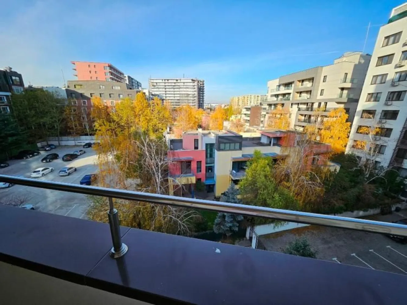 PROPRIETAR-Apartament Herastrau Nordului, 2 parcari,boxa,vedere libera - PROPRIETAR Apartament 3 camere Herastrau - Cartierul Francez 129 mpc 115 mpu 1 terasa acoperita, 1 balcon 2 bai Bucatarie separata MOBILAT COMPLET Se poate compartimenta in 4 camere 2 locuri de parcare subterane mari si 1 boxa incluse in pret Bloc cu paza si receptie, acces securizat cu recunoastere faciala. Fatada si garajul subteran refacute in 2024. 485.000 euro negociabil