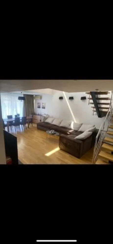 Vand Apartament 5 camere duplex-doua locuri de parcare Soseaua Nordului - Apartament 5 camere,din care: 4 dormitoare,4 bai,plus bucatarie inchisa cu perete sticla,terasa deschisa de aproximativ 50 mp.la ultimul etaj, Pretul apartamentului,include 2 locuri de parcare Klaus si o boxa.