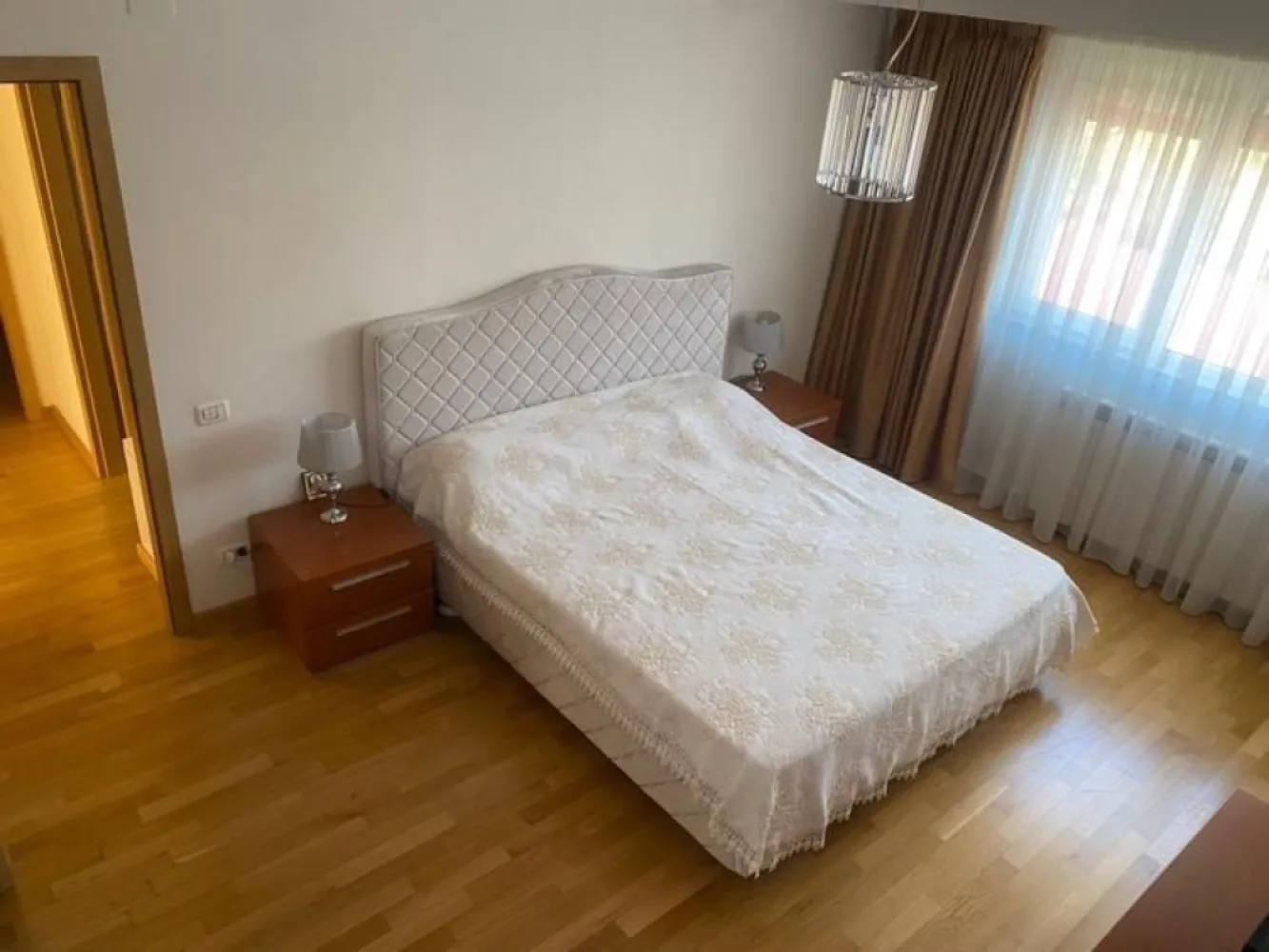 Vand Apartament 5 camere duplex-doua locuri de parcare Soseaua Nordului - Apartament 5 camere,din care: 4 dormitoare,4 bai,plus bucatarie inchisa cu perete sticla,terasa deschisa de aproximativ 50 mp.la ultimul etaj, Pretul apartamentului,include 2 locuri de parcare Klaus si o boxa.