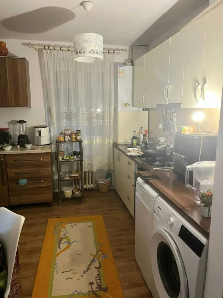 BRASADAS vinde ap 3 cam etaj 1/4 68mp zona CENTRALA. - Agenția imobiliara BRASADAS vinde apartament 3 camere , decomandat in centru ,zona Calea Traian , din caramida la etajul 1/4. Scara linistită , zonă curată Cele 3 camere si bucataria sunt decomandate . Scara e prevazută cu interfon si usa de termopan Balcon generos de 7 metri Apartamentul e dotat cu microcentrala, usa metalica la intrare , gresie, faianta, geamuri termopan Se vinde cu mobila de bucatarie. www.brasadas.com.