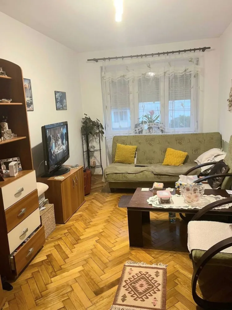 BRASADAS vinde ap 3 cam etaj 1/4 68mp zona CENTRALA. - Agenția imobiliara BRASADAS vinde apartament 3 camere , decomandat in centru ,zona Calea Traian , din caramida la etajul 1/4. Scara linistită , zonă curată Cele 3 camere si bucataria sunt decomandate . Scara e prevazută cu interfon si usa de termopan Balcon generos de 7 metri Apartamentul e dotat cu microcentrala, usa metalica la intrare , gresie, faianta, geamuri termopan Se vinde cu mobila de bucatarie. www.brasadas.com.