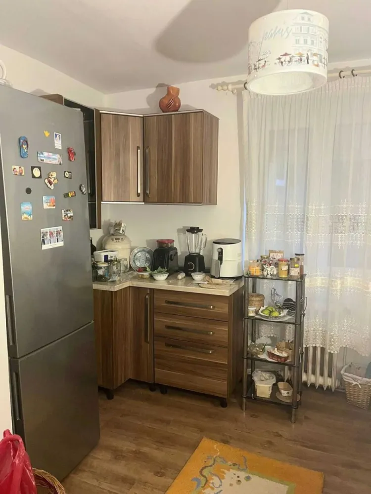 BRASADAS vinde ap 3 cam etaj 1/4 68mp zona CENTRALA. - Agenția imobiliara BRASADAS vinde apartament 3 camere , decomandat in centru ,zona Calea Traian , din caramida la etajul 1/4. Scara linistită , zonă curată Cele 3 camere si bucataria sunt decomandate . Scara e prevazută cu interfon si usa de termopan Balcon generos de 7 metri Apartamentul e dotat cu microcentrala, usa metalica la intrare , gresie, faianta, geamuri termopan Se vinde cu mobila de bucatarie. www.brasadas.com.