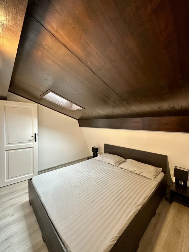 BRASADAS vinde ap 4 cam 4/4 CLOSCA. - Agenția imobiliara BRASADAS vinde apartament pe 2 nivele,cu 3 dormitoare, pe Bulevardul Cloșca. Descoperă confortul unui apartament spațios, situat într-un bloc construit în 2008 Suprafața utilă 79mp -3 dormitoare -1 dressing -living luminos cu acces la bucătărie -colțar extensibil -baie complet echipată -etaj 4/4 într-un bloc cu lift -recent renovat și izolat fonic -încălzire centralizată la comun -climatizare-aer condiționat -orientare ideală spre soare,lumina naturală pe tot parcursul zilei -se vinde mobilat -întrerupător inteligent cu touch,wireless. www.brasadas.com.
