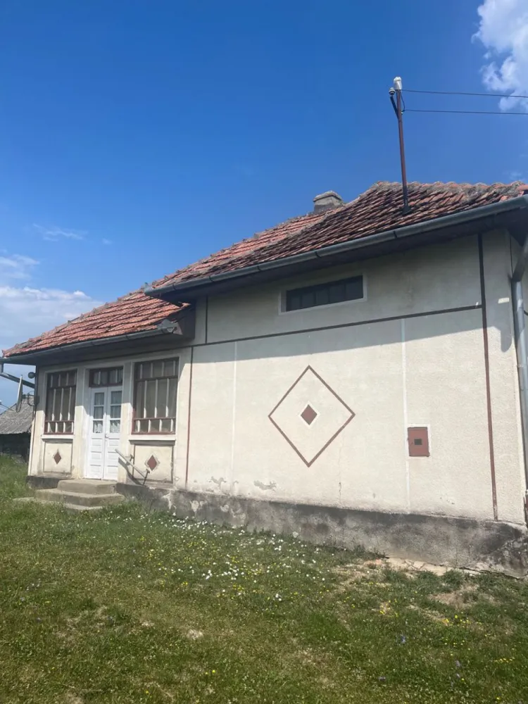 Casă de vânzare localitatea Măriuș - Casă de vânzare, în localitatea Măriuș nr 10 ,com Valea Vinului SM ,Casa are 3 camere hol(antreu) și cămară..fîntînă cu apă,șură tradițională,și o lemnărie....ogradă cu pomi fructiferi în suprafață de 1 hectar,cu extras cf ,actele sunt la zi,necesită doar contract de vânzare cumpărare! Tel 07******17