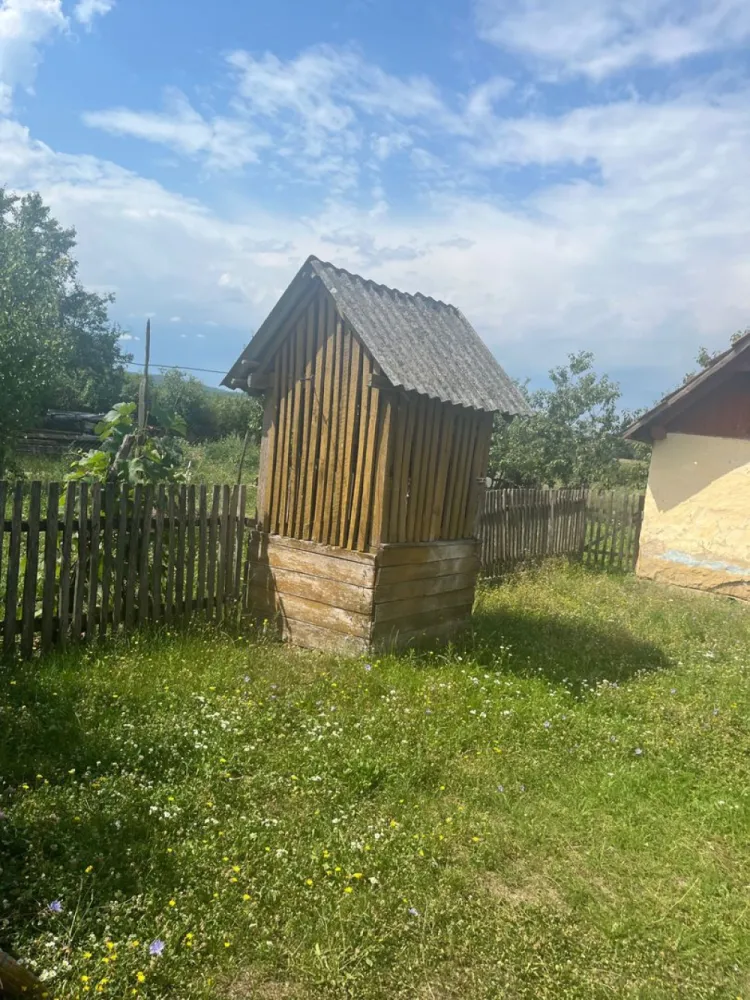 Casă de vânzare localitatea Măriuș - Casă de vânzare, în localitatea Măriuș nr 10 ,com Valea Vinului SM ,Casa are 3 camere hol(antreu) și cămară..fîntînă cu apă,șură tradițională,și o lemnărie....ogradă cu pomi fructiferi în suprafață de 1 hectar,cu extras cf ,actele sunt la zi,necesită doar contract de vânzare cumpărare! Tel 07******17