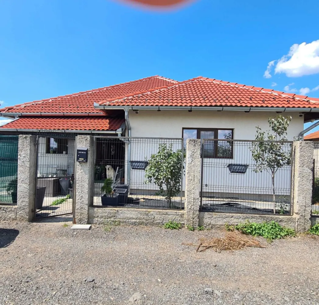 BRASADAS vinde casa tip parter in cartier Marcus. - Agenția imobiliara BRASADAS vinde casa tip PARTER cu 3 camere, 153mp 2 bai, sufragerie, bucatarie, cu 5 ari teren aferent in cartierul Marcus. Terasa inchisa 27mp cu fereastra si usa panoramic, fereastra acoperis , soba din teracota pe terasa, travertin piatra podea terasa Loc pt grill acoperit, garaj 40mp. Pavaj 2 buc. aer conditionat DAIKIN. Incalzire microcentrala gaz Toate bransamentele sunt facute Fosa septica racordat la canalizare Zona foarte linistita La 10 minute de centrul orasului Se vinde mobilat facut pe masura, si partial cu electrocasnice, sau fara mobila si fara orice aparat electrocasnic. Camera pt masina de spalat, si debara Spais 3 robinete in curte si unu in garaj Casa si garajul este izolat cu polistiren de 10 cm Casa este din caramida Garajul din Bca Acoperis din tigla din beton Pod mare si inalt , izolat Usi exterioare si Ferestre din termopan Sistem de supraveghere video in fiecare latura casei Parchet laminat trafic intens marca Egger. Www.brasadas.com.