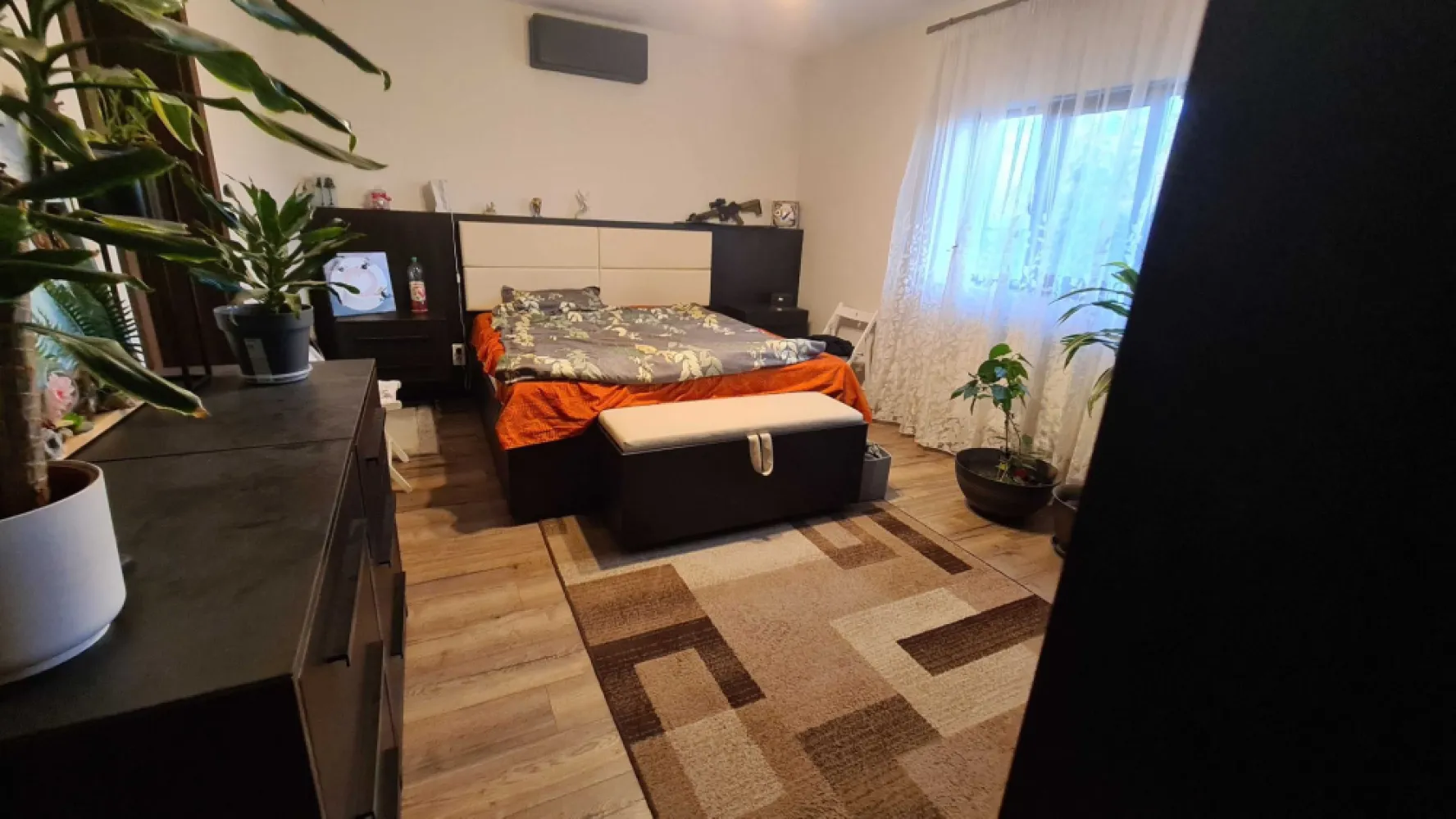 BRASADAS vinde casa tip parter in cartier Marcus. - Agenția imobiliara BRASADAS vinde casa tip PARTER cu 3 camere, 153mp 2 bai, sufragerie, bucatarie, cu 5 ari teren aferent in cartierul Marcus. Terasa inchisa 27mp cu fereastra si usa panoramic, fereastra acoperis , soba din teracota pe terasa, travertin piatra podea terasa Loc pt grill acoperit, garaj 40mp. Pavaj 2 buc. aer conditionat DAIKIN. Incalzire microcentrala gaz Toate bransamentele sunt facute Fosa septica racordat la canalizare Zona foarte linistita La 10 minute de centrul orasului Se vinde mobilat facut pe masura, si partial cu electrocasnice, sau fara mobila si fara orice aparat electrocasnic. Camera pt masina de spalat, si debara Spais 3 robinete in curte si unu in garaj Casa si garajul este izolat cu polistiren de 10 cm Casa este din caramida Garajul din Bca Acoperis din tigla din beton Pod mare si inalt , izolat Usi exterioare si Ferestre din termopan Sistem de supraveghere video in fiecare latura casei Parchet laminat trafic intens marca Egger. Www.brasadas.com.
